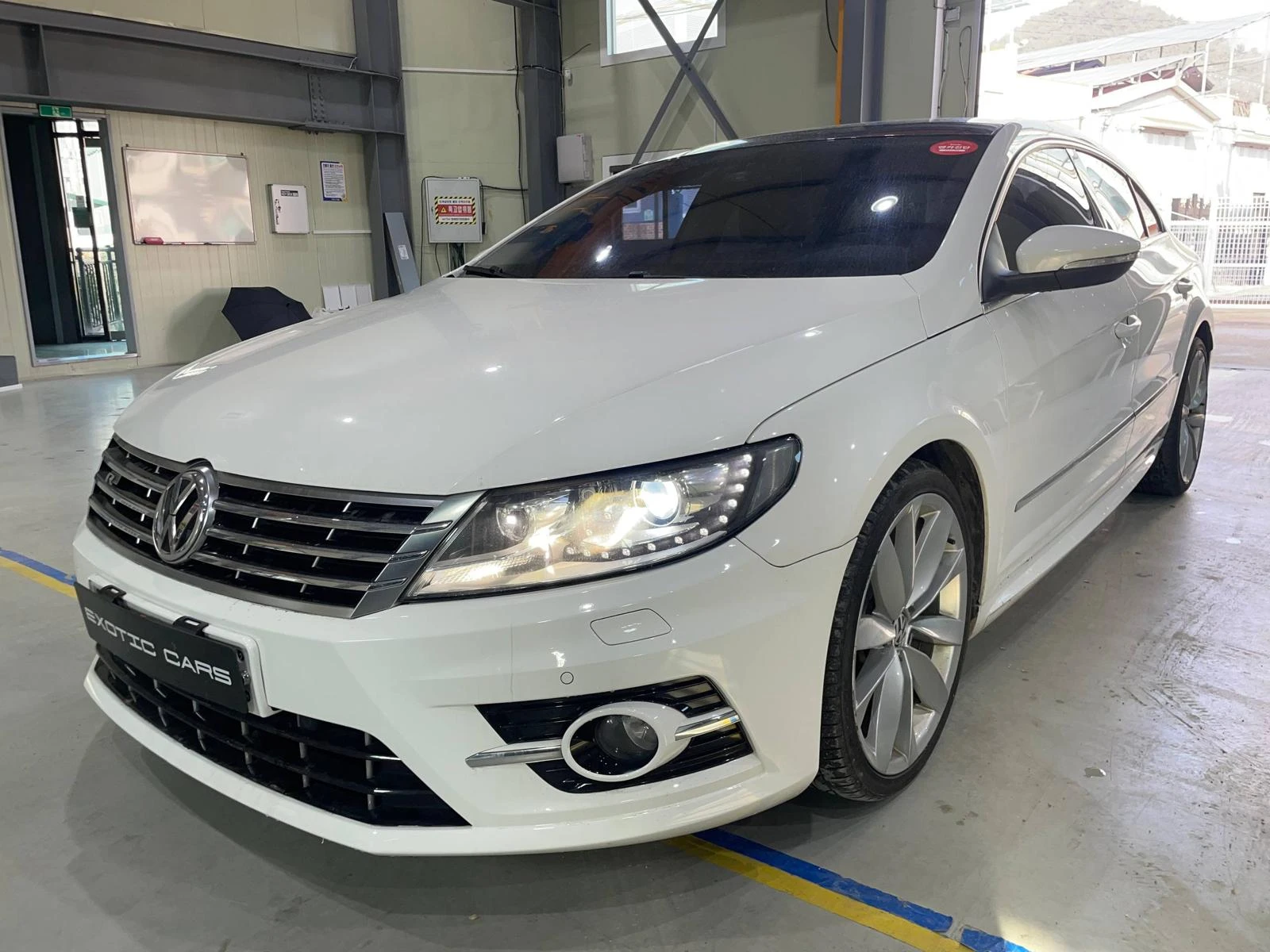 VW CC 2.0TDI BlueMotion ! R Line ! Facelift !, снимка 3 - Автомобили и джипове - 54133935
