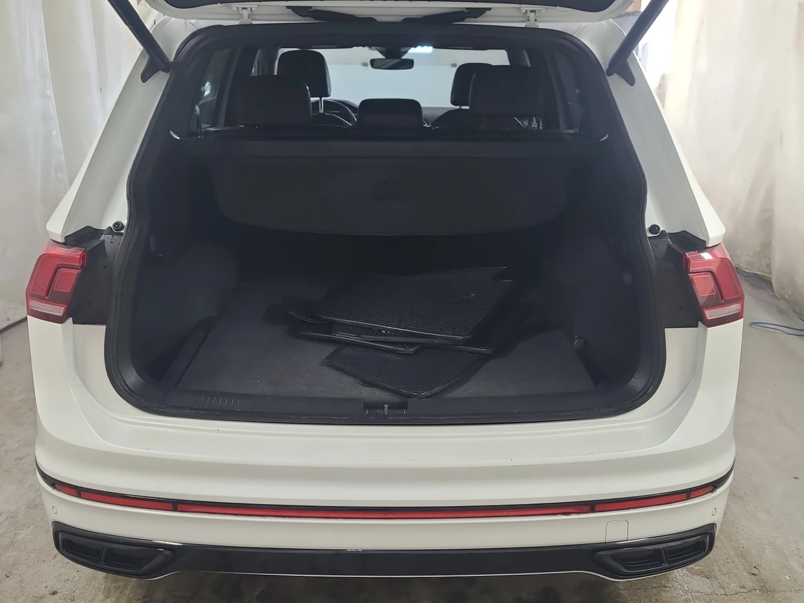 VW Tiguan R-LINE BLACK EDITION| PANO| CARFAX| | , снимка 10 - Автомобили и джипове - 53810908