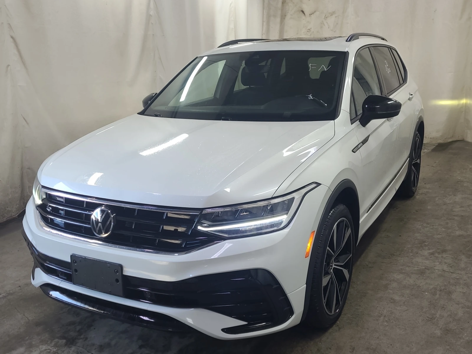 VW Tiguan R-LINE BLACK EDITION| PANO| CARFAX| |  | Auto.bg — изображение 1