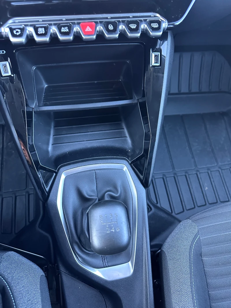 Peugeot 208 1.2i 2021 44хил. Км !!!!, снимка 11 - Автомобили и джипове - 52142767
