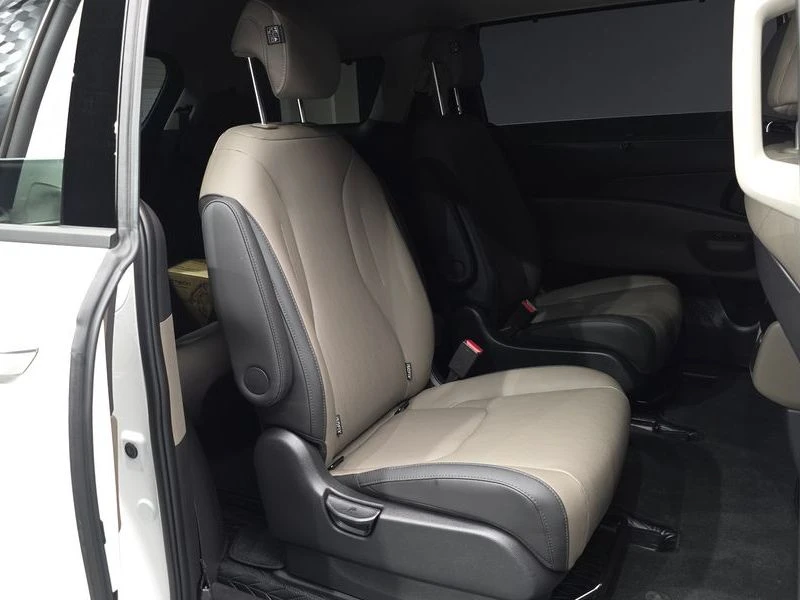 Kia Carnival 1.6 Automatic, снимка 11 - Автомобили и джипове - 55848273