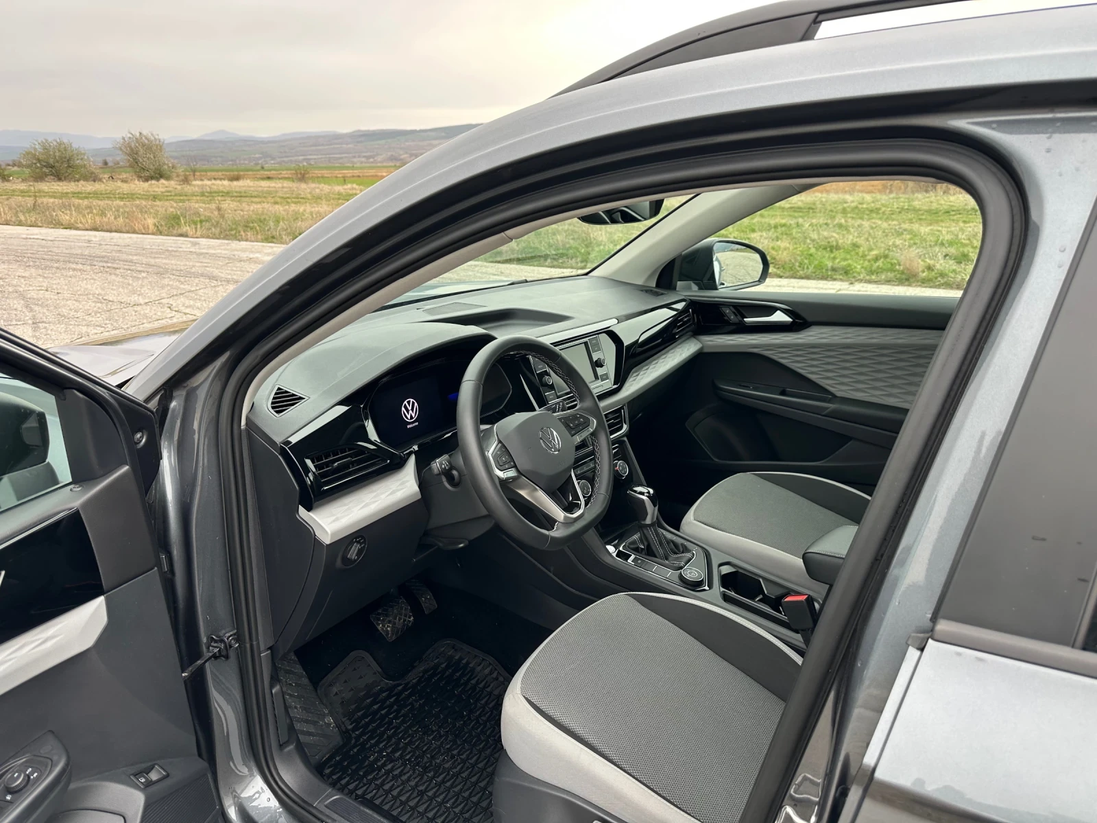 VW Tiguan TAOS 1.5 T, снимка 5 - Автомобили и джипове - 54552855