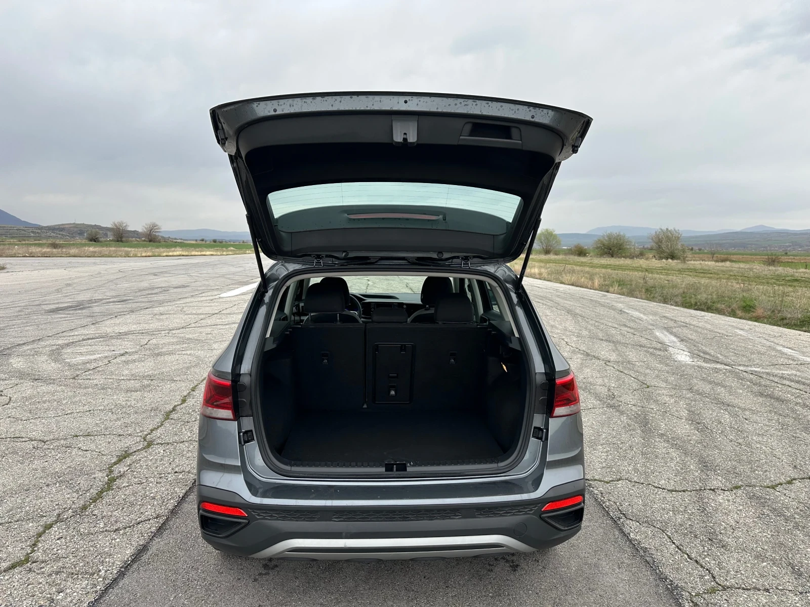 VW Tiguan TAOS 1.5 T, снимка 4 - Автомобили и джипове - 54552855
