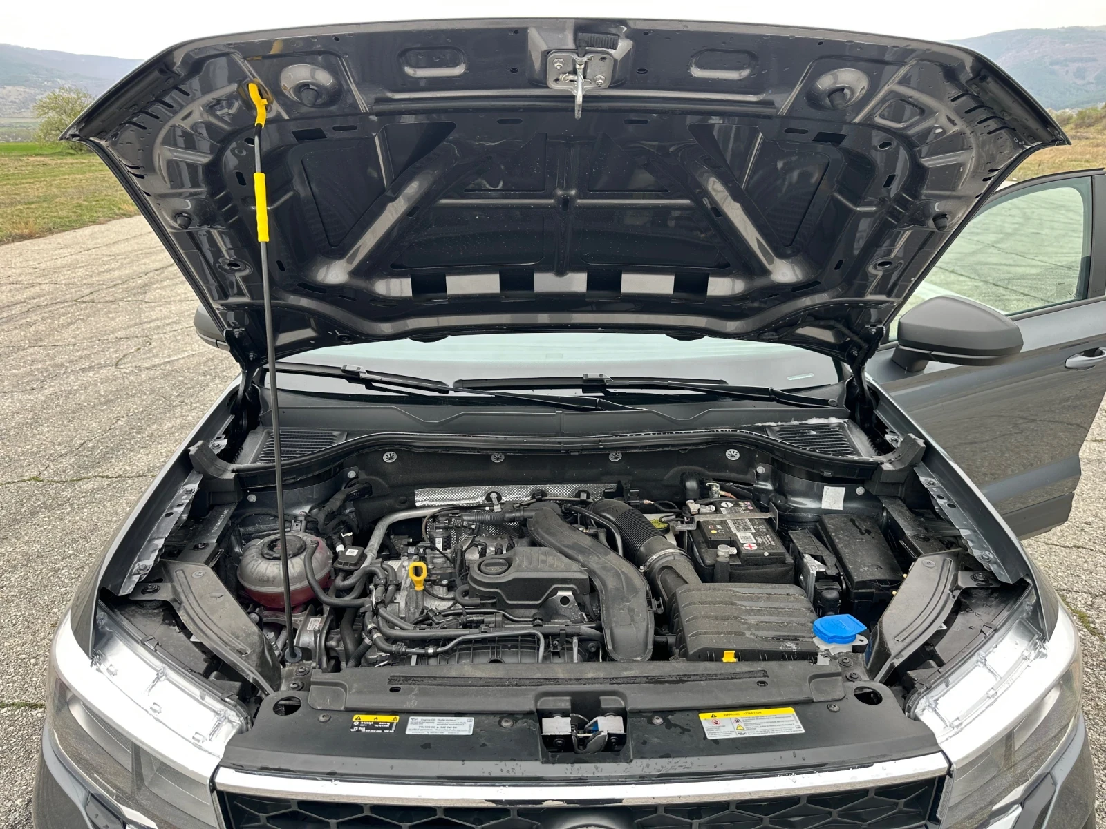 VW Tiguan TAOS 1.5 T, снимка 3 - Автомобили и джипове - 54552855