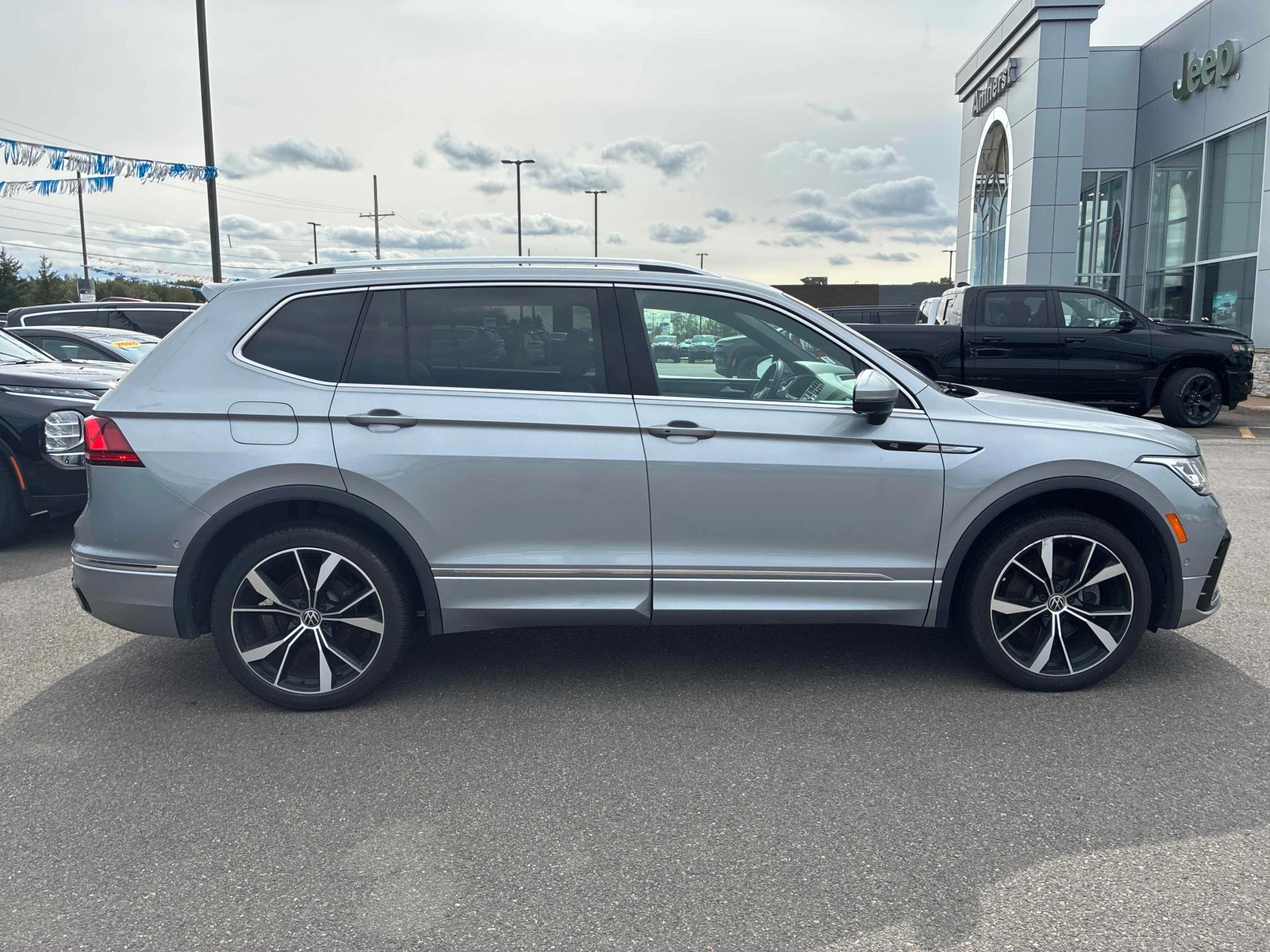 VW Tiguan * Highline R Line * CARFAX * ФИНАНСИРАНЕ, снимка 3 - Автомобили и джипове - 56075808