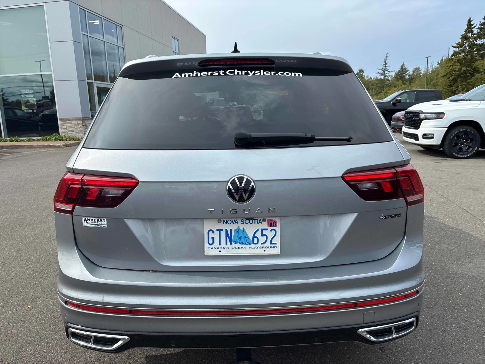 VW Tiguan * Highline R Line * CARFAX * ФИНАНСИРАНЕ, снимка 4 - Автомобили и джипове - 56075808