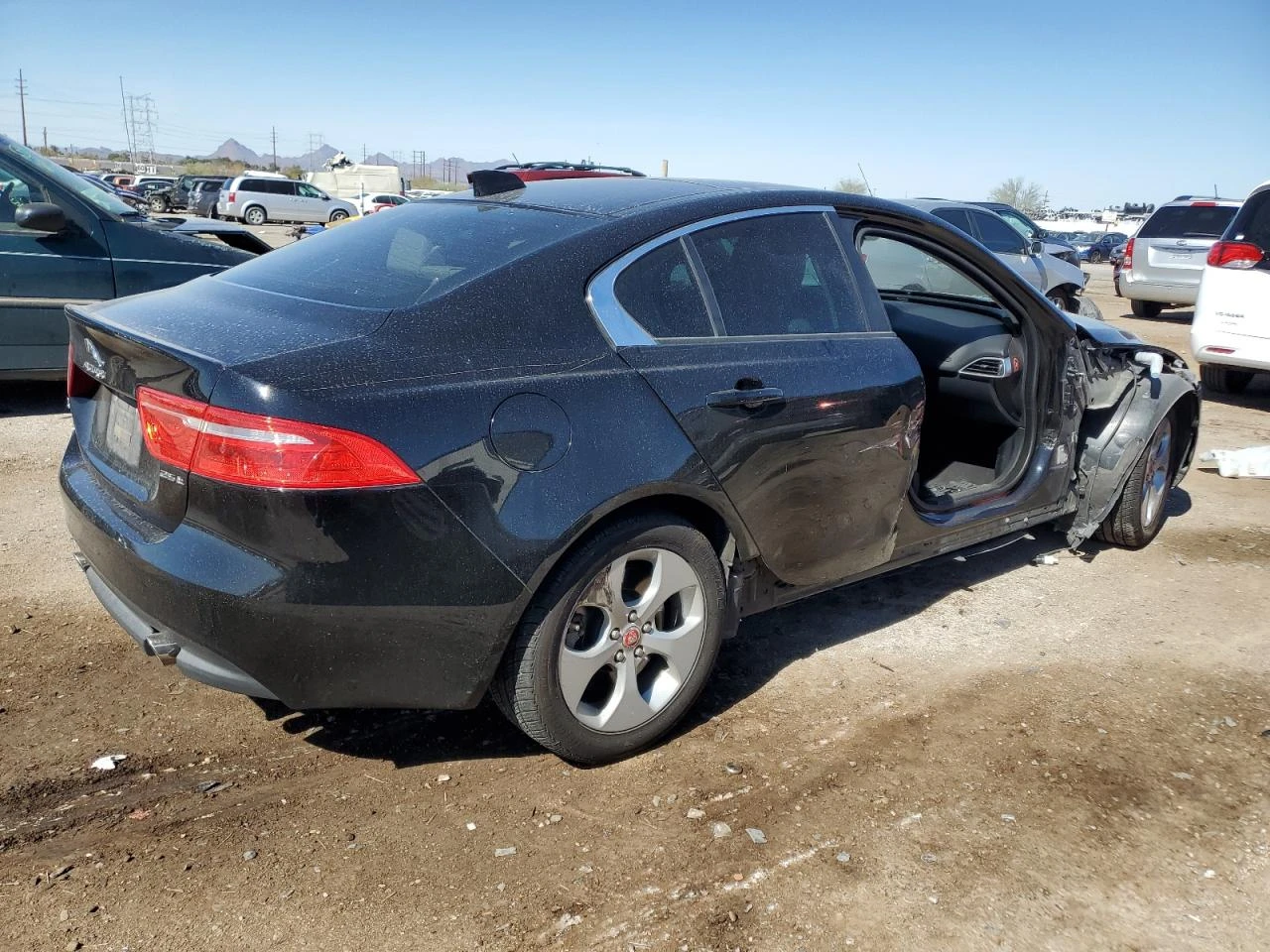 Jaguar XE 25t RWD - изображение 3