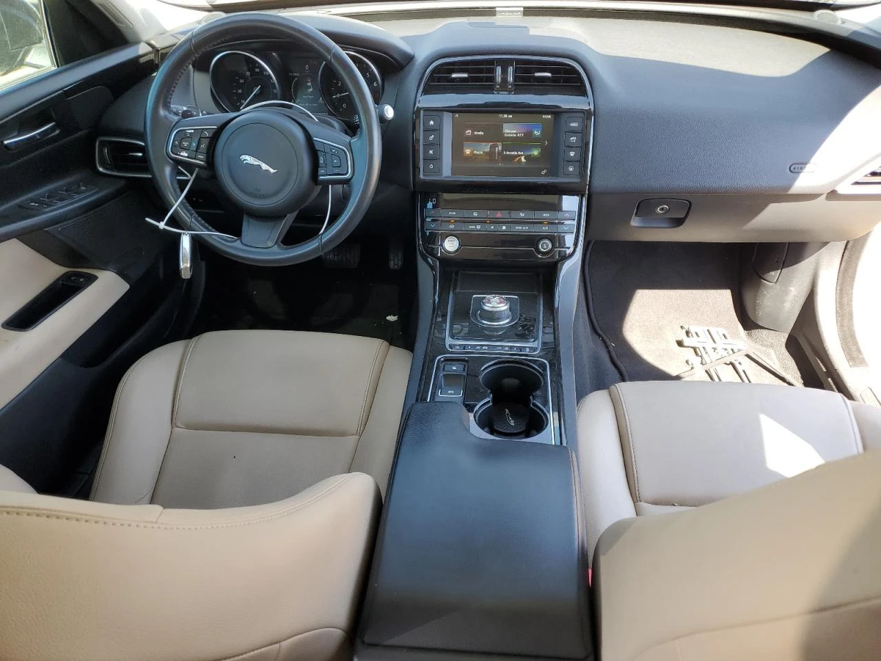 Jaguar XE 25t RWD - изображение 8
