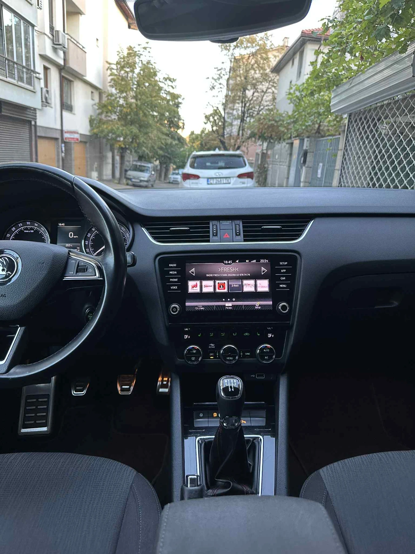 Skoda Octavia 1.6 TDI* LED* CarPlay* KeyLess* Navi* Distronic*  - изображение 6