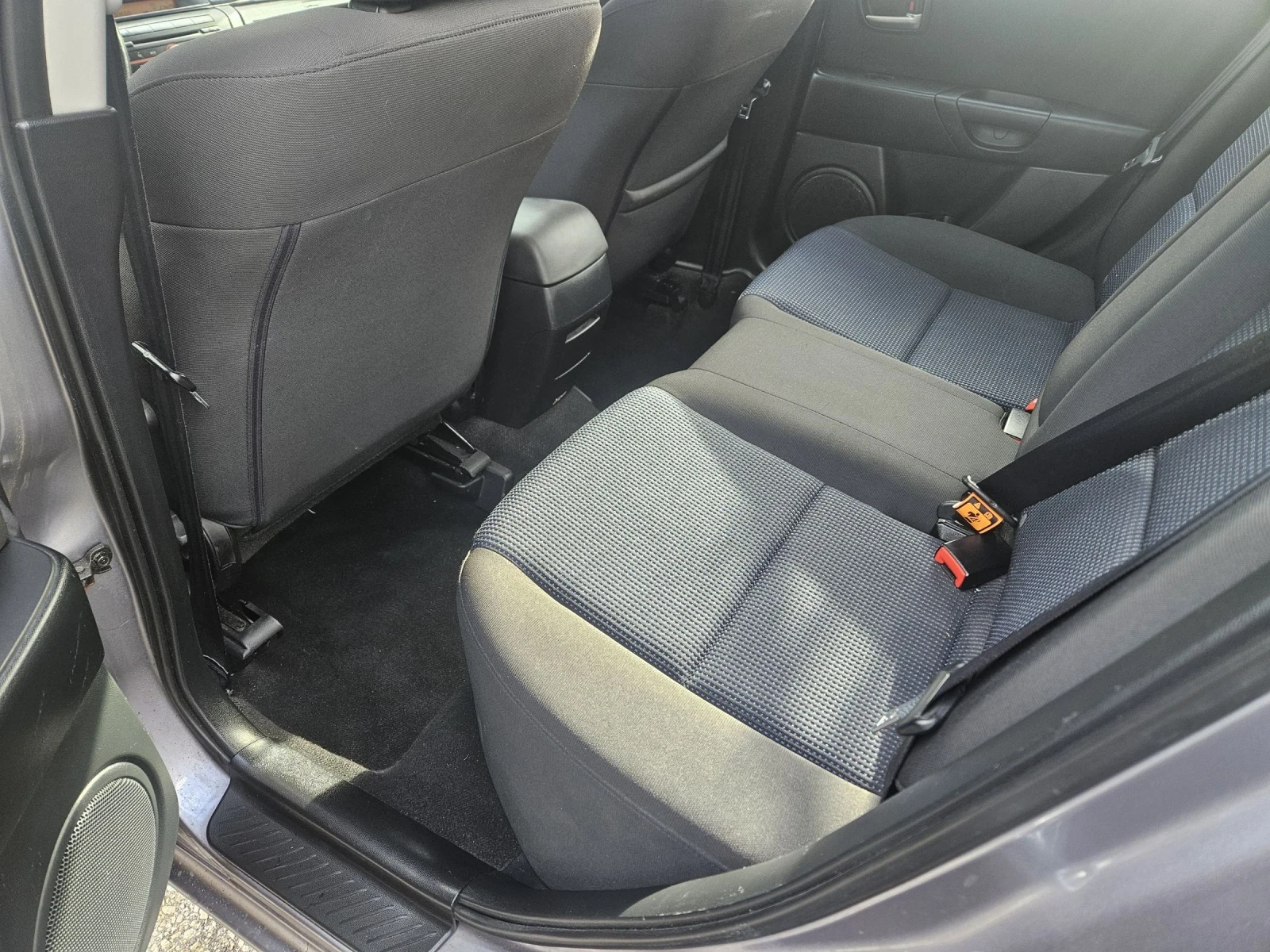 Mazda 3 1.6 АВТОМАТИК, снимка 16 - Автомобили и джипове - 53285717