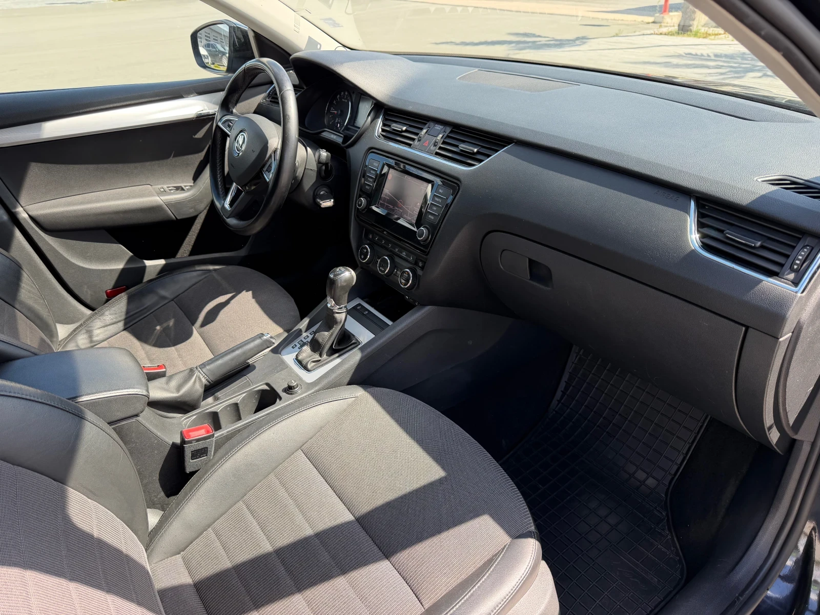 Skoda Octavia 2.0 TDI /КОЖА/АВТОМАТИК/ОБСЛУЖЕНА, снимка 7 - Автомобили и джипове - 54140832