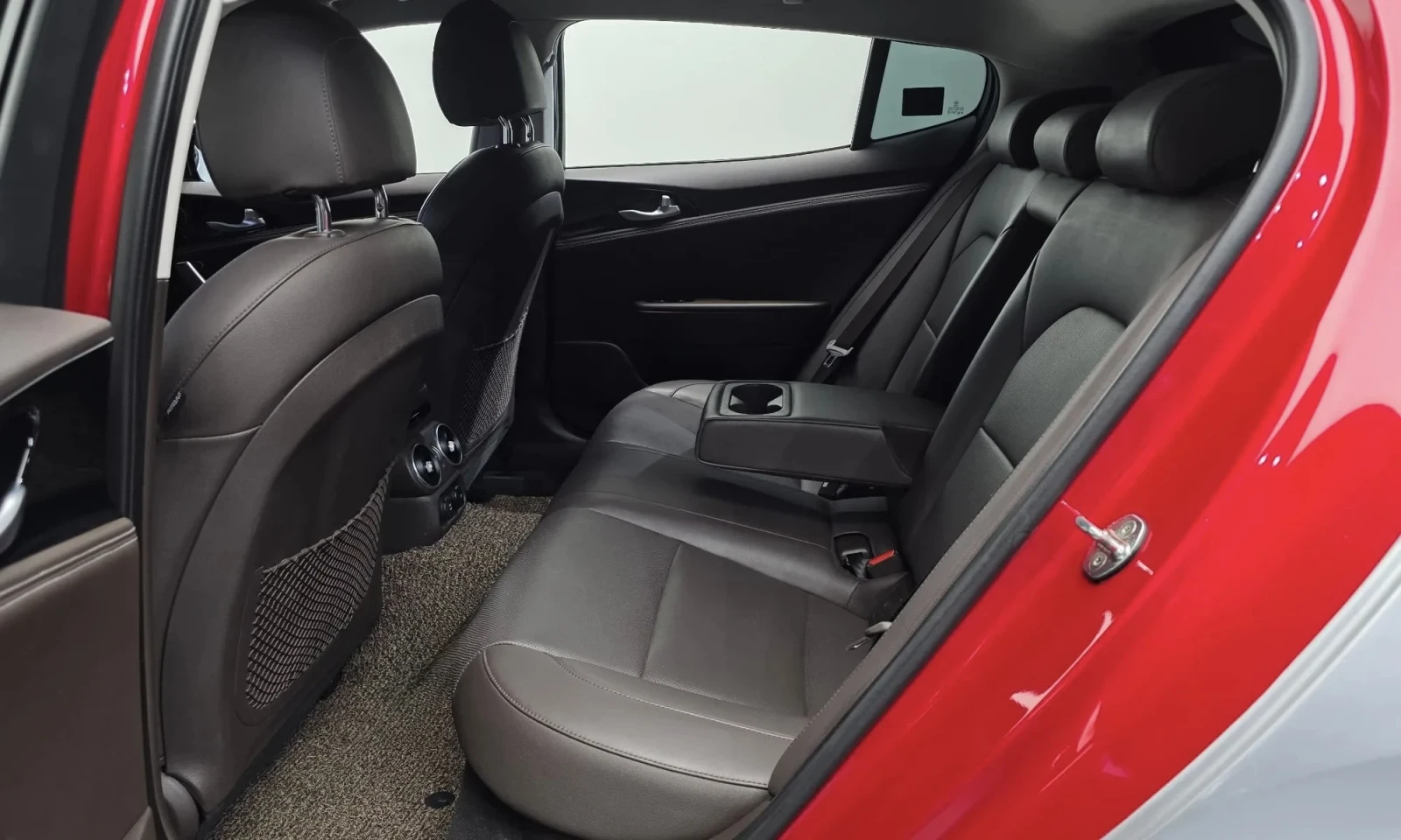 Kia Stinger 3.3 Turbo HeadUp, DisiTronic. Обдухване, снимка 9 - Автомобили и джипове - 54897629