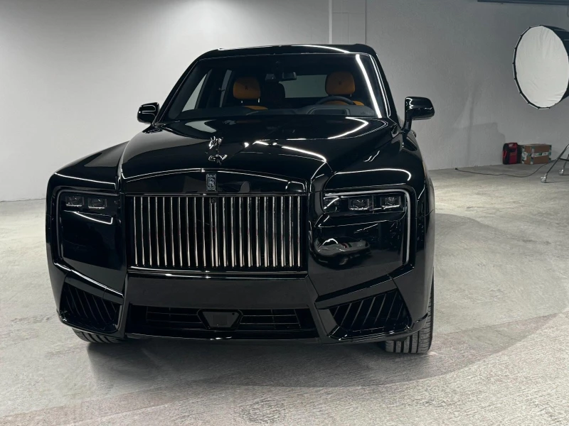 Rolls-Royce Cullinan BLACK BADGE/SHOOTING STAR/BESPOKE/4-SEATS/TV/, снимка 2 - Автомобили и джипове - 51604379
