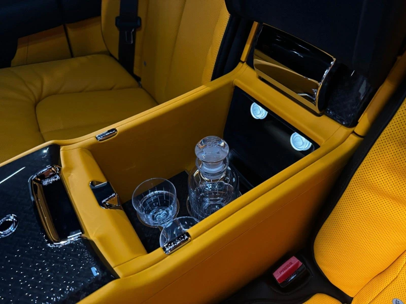 Rolls-Royce Cullinan BLACK BADGE/SHOOTING STAR/BESPOKE/4-SEATS/TV/, снимка 15 - Автомобили и джипове - 51604379