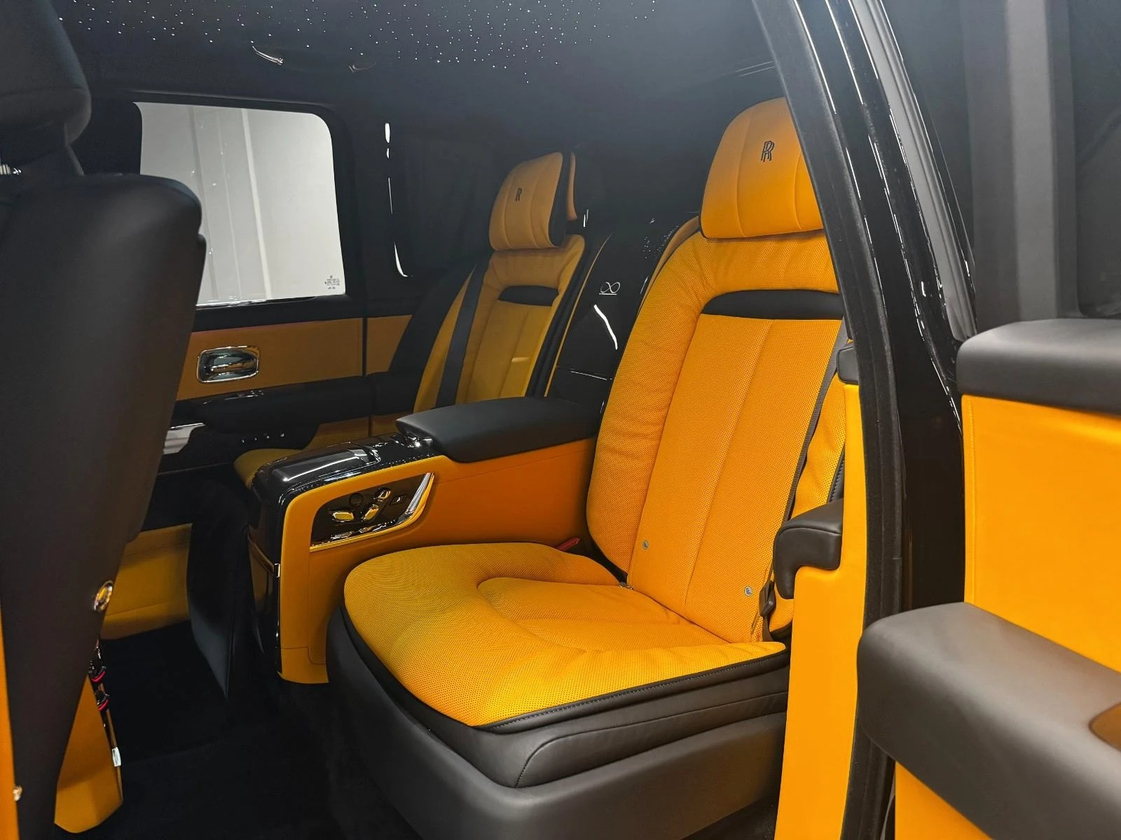 Rolls-Royce Cullinan BLACK BADGE/SHOOTING STAR/BESPOKE/4-SEATS/TV/ | Mobile.bg   13