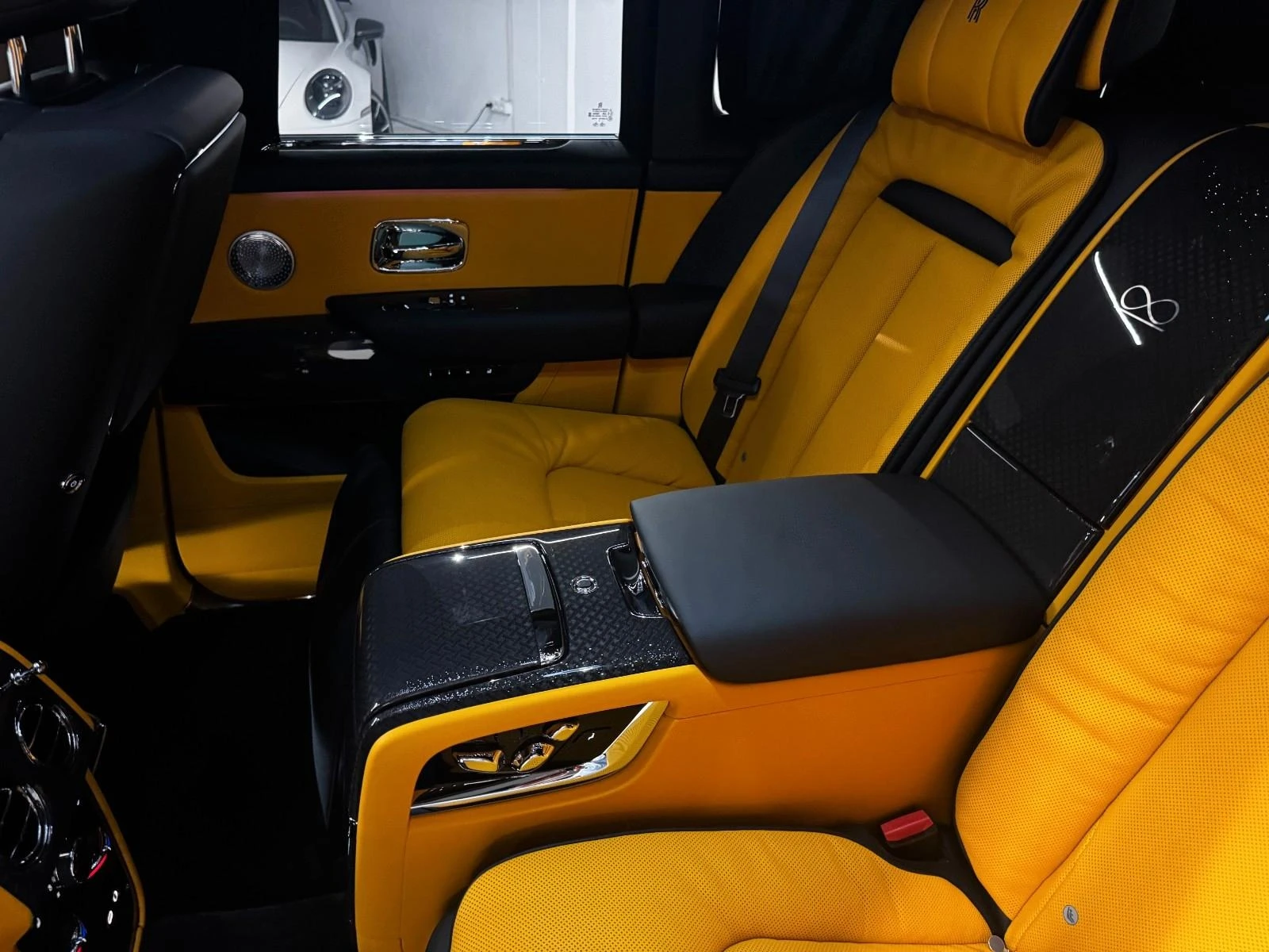 Rolls-Royce Cullinan BLACK BADGE/SHOOTING STAR/BESPOKE/4-SEATS/TV/ | Mobile.bg   14