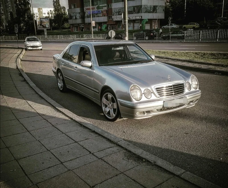 Mercedes-Benz E 270, снимка 8 - Автомобили и джипове - 47513621