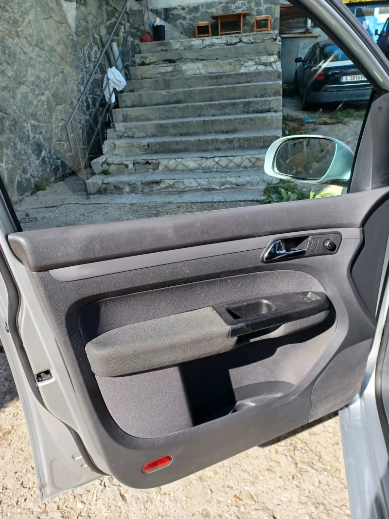 VW Touran, снимка 16 - Автомобили и джипове - 52338242