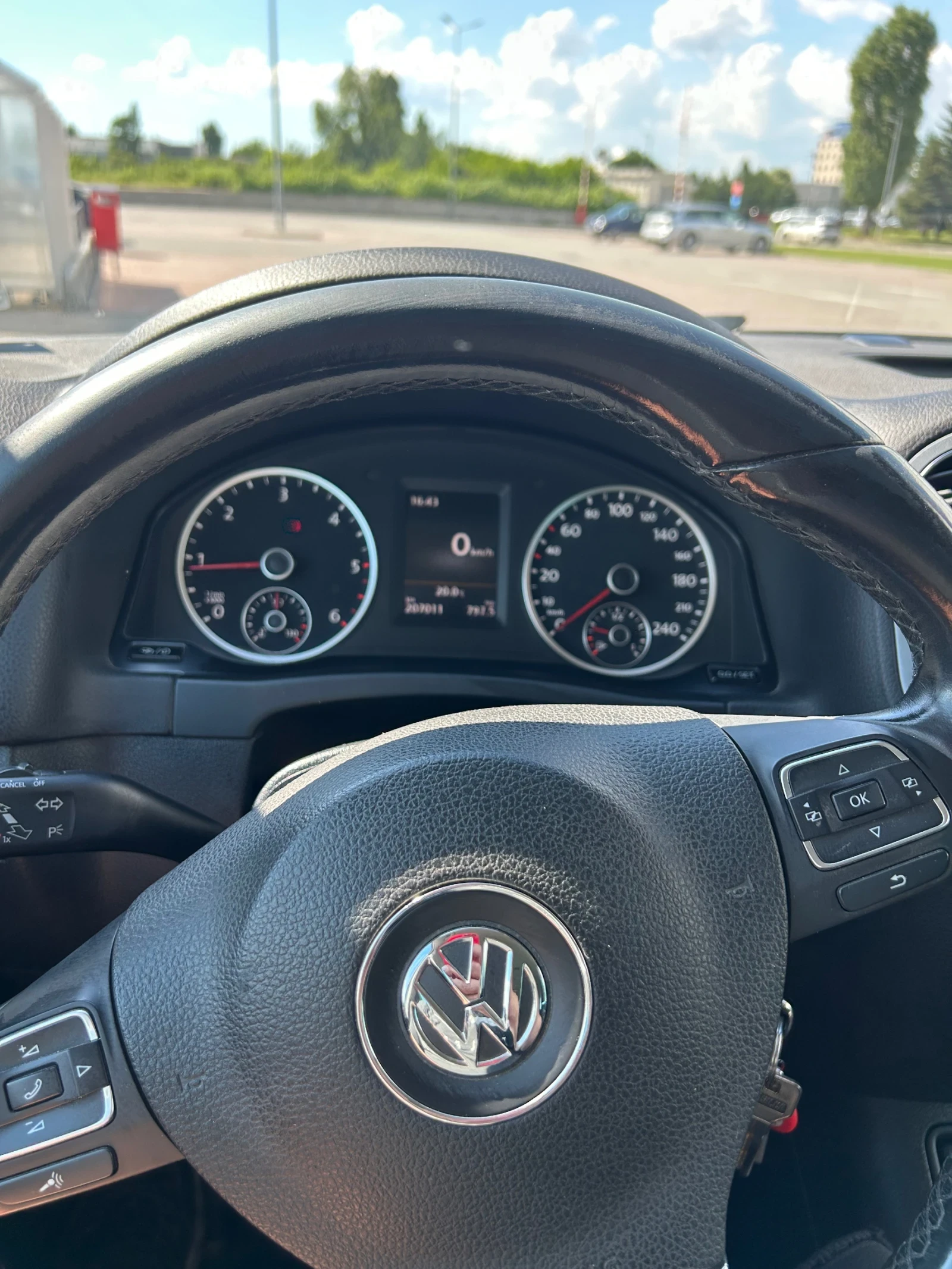 VW Tiguan, снимка 12 - Автомобили и джипове - 54903590