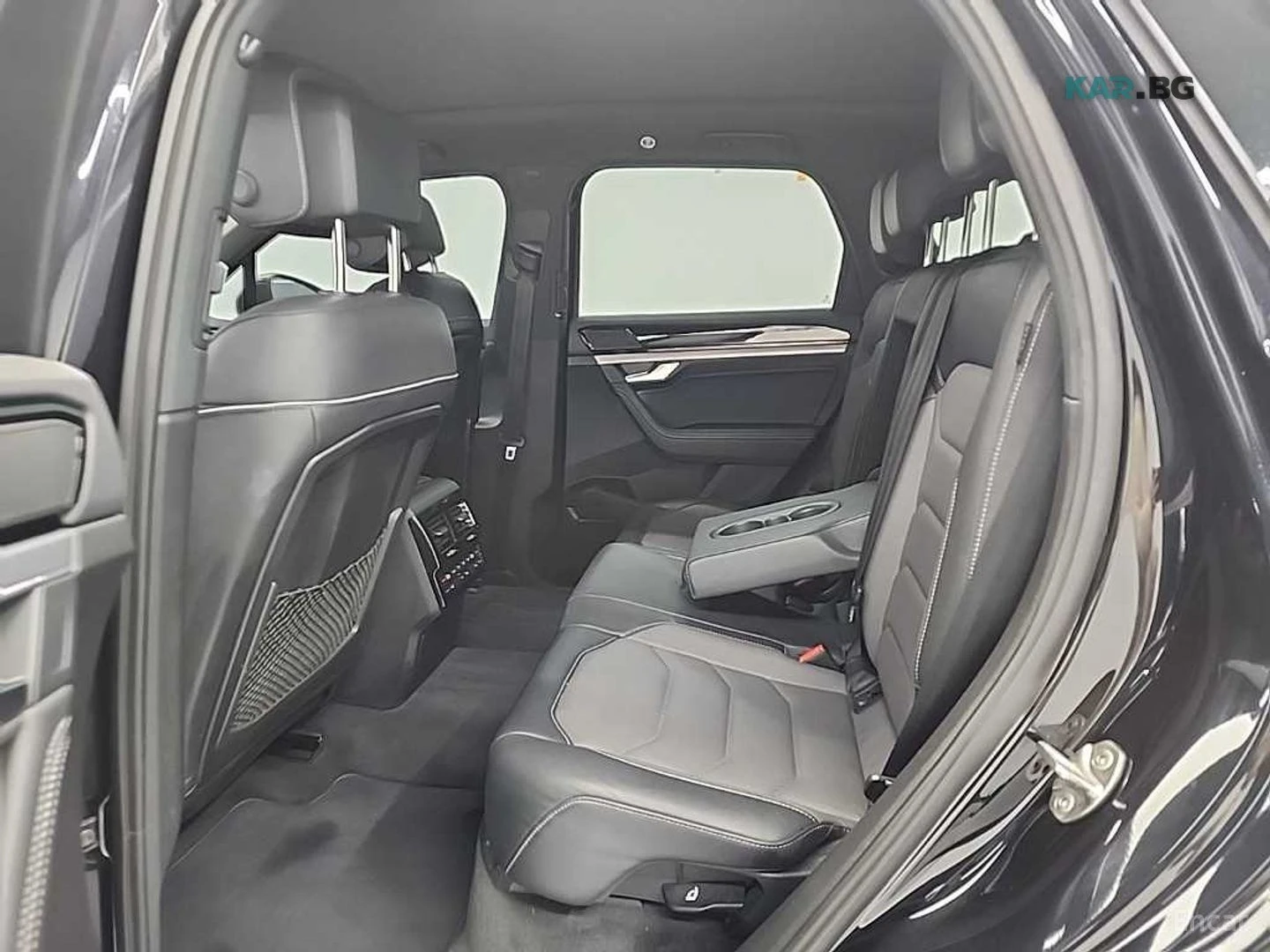 VW Touareg 3.0 TDI* R-LINE* КОЖА* ПОДГРЕВ* ОБДУХВ* ПАНО* 360*, снимка 12 - Автомобили и джипове - 54970401