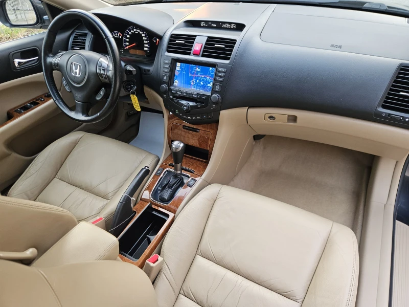 Honda Accord 2.4i-VTEC Distronic NAVI Tourer, снимка 16 - Автомобили и джипове - 52340549