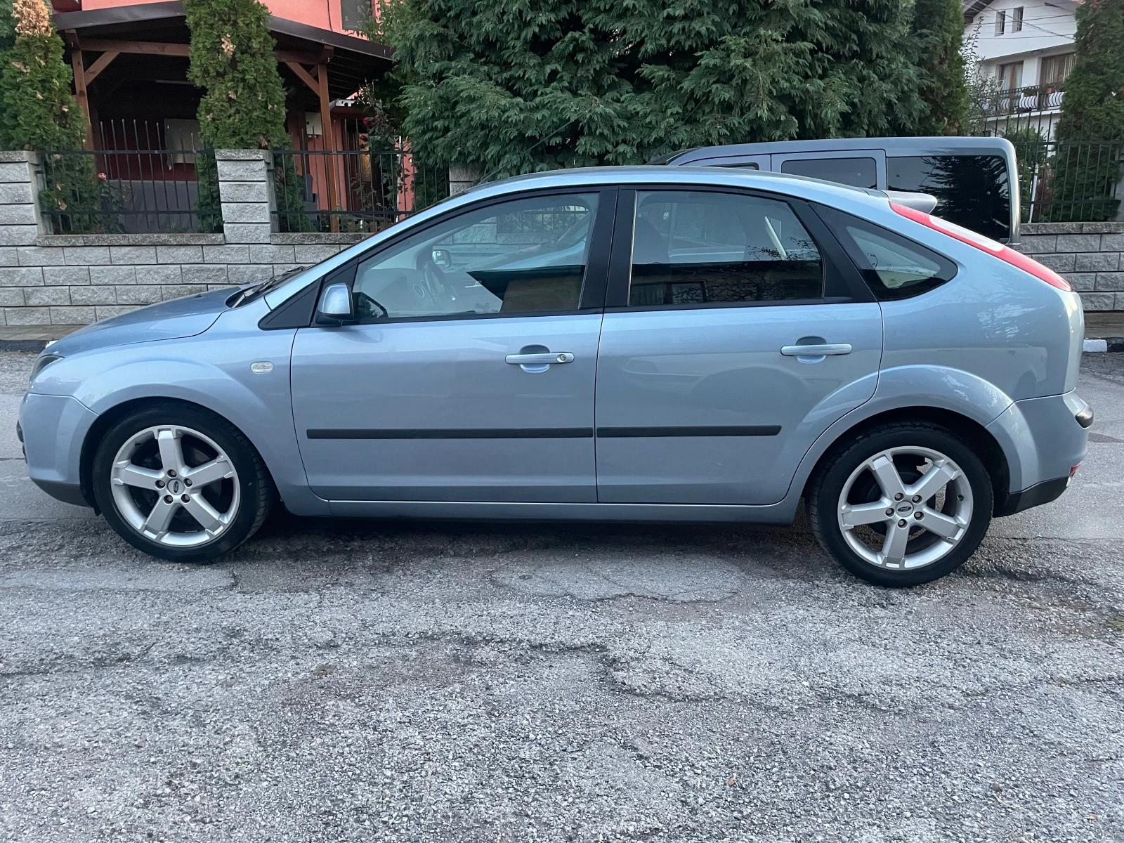 Ford Focus 1.6i 101к.с. - изображение 2