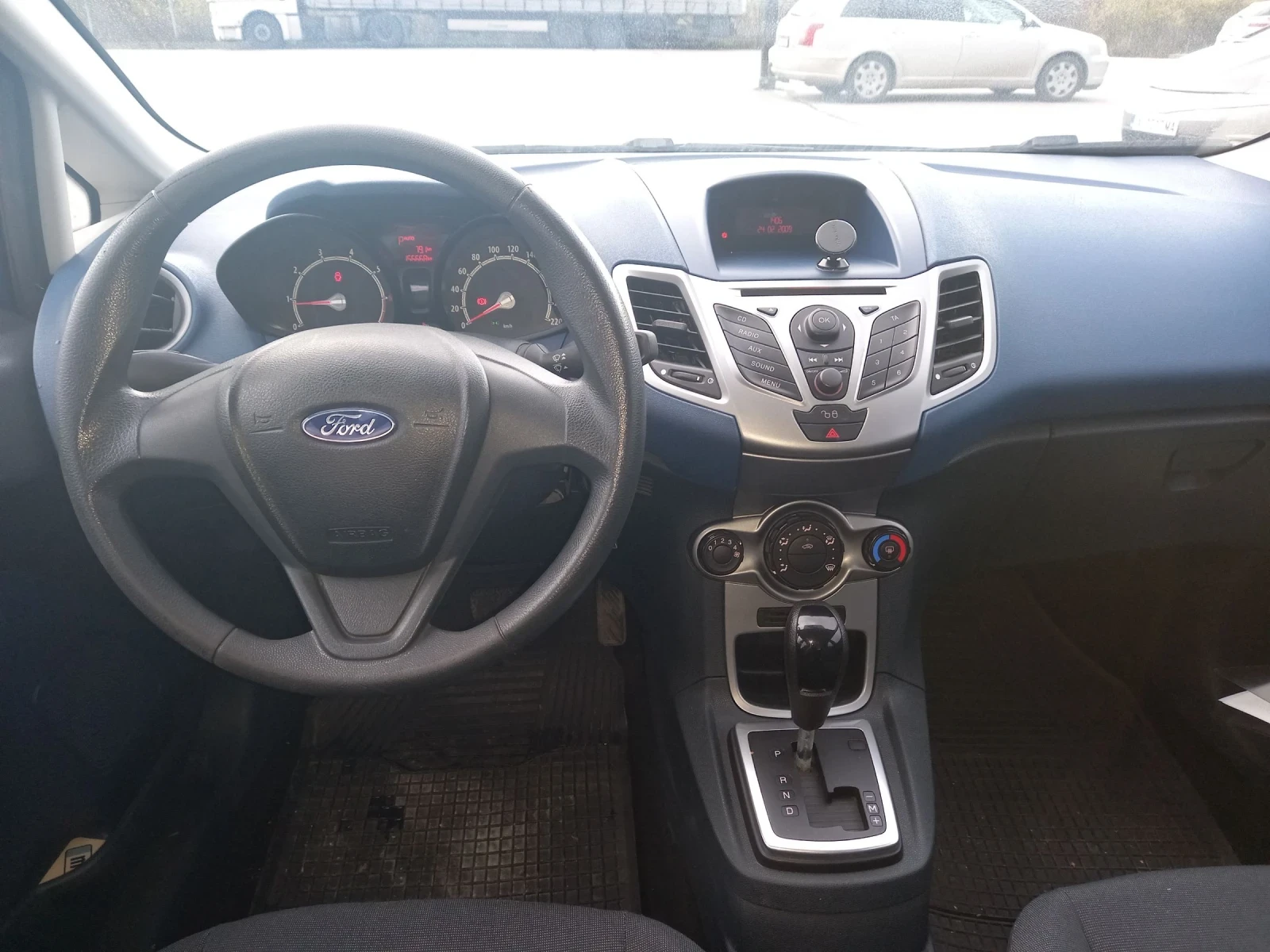 Ford Fiesta 1.4i /100 avtomat, снимка 8 - Автомобили и джипове - 53824244