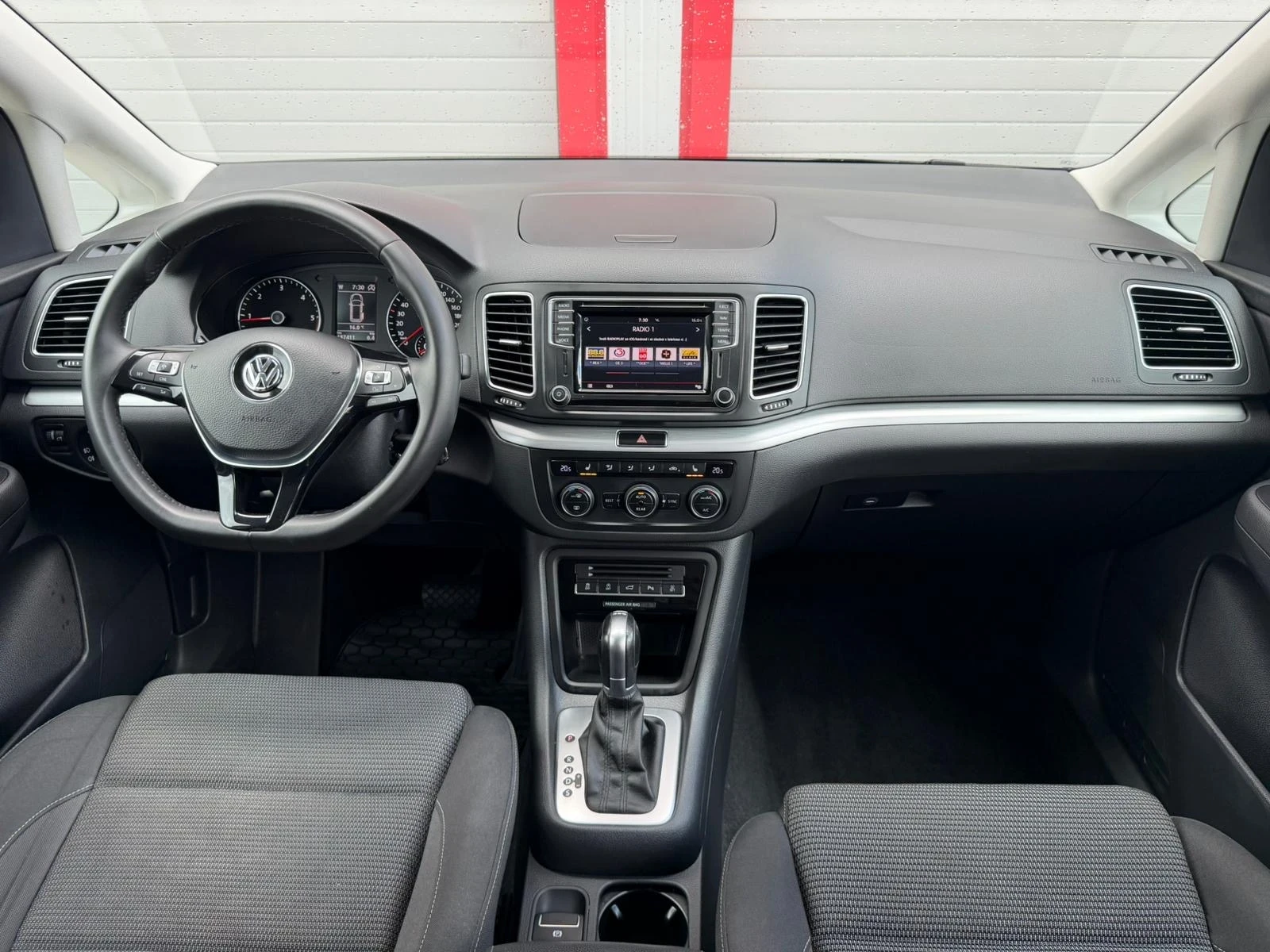 VW Sharan 2.0TDI AUTOMATIK DSG NAVI EVRO 6B ЛИЗИНГ!!!, снимка 14 - Автомобили и джипове - 55220439