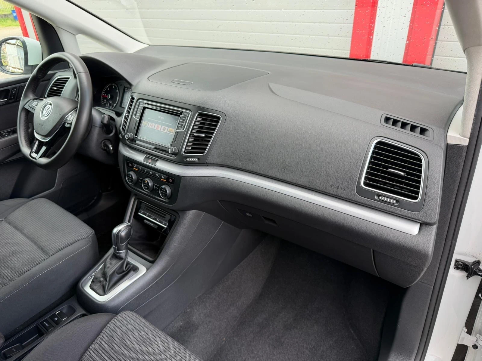 VW Sharan 2.0TDI AUTOMATIK DSG NAVI EVRO 6B ЛИЗИНГ!!!, снимка 15 - Автомобили и джипове - 55220439