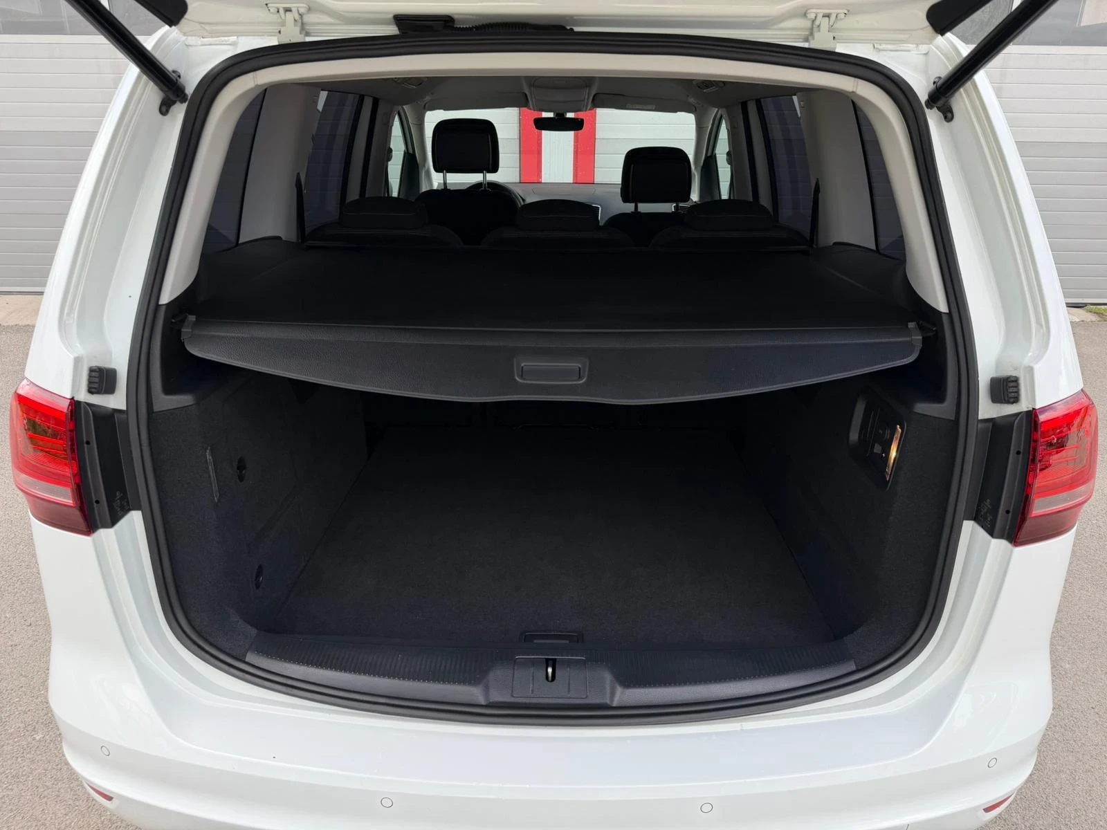 VW Sharan 2.0TDI AUTOMATIK DSG NAVI EVRO 6B ЛИЗИНГ!!!, снимка 11 - Автомобили и джипове - 55220439