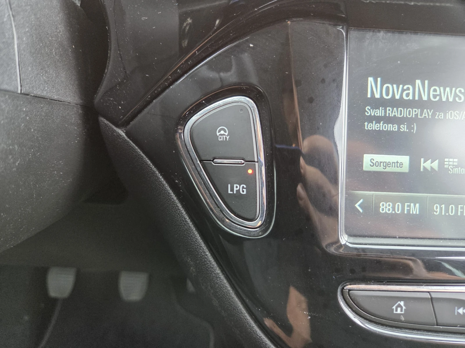 Opel Corsa 1.4 GPL, снимка 11 - Автомобили и джипове - 55409167