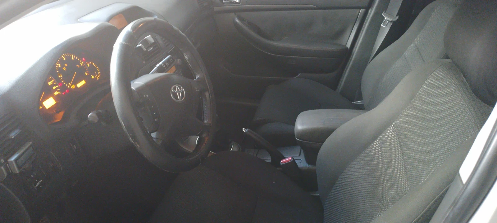 Toyota Avensis Комби, снимка 8 - Автомобили и джипове - 56014466