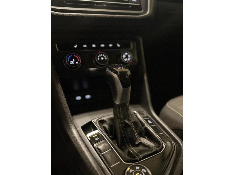 VW Tiguan * Trendline | 7 PASSANGER * CARFAX * БЕЗ ПЪРВОНАЧА, снимка 14 - Автомобили и джипове - 52959907