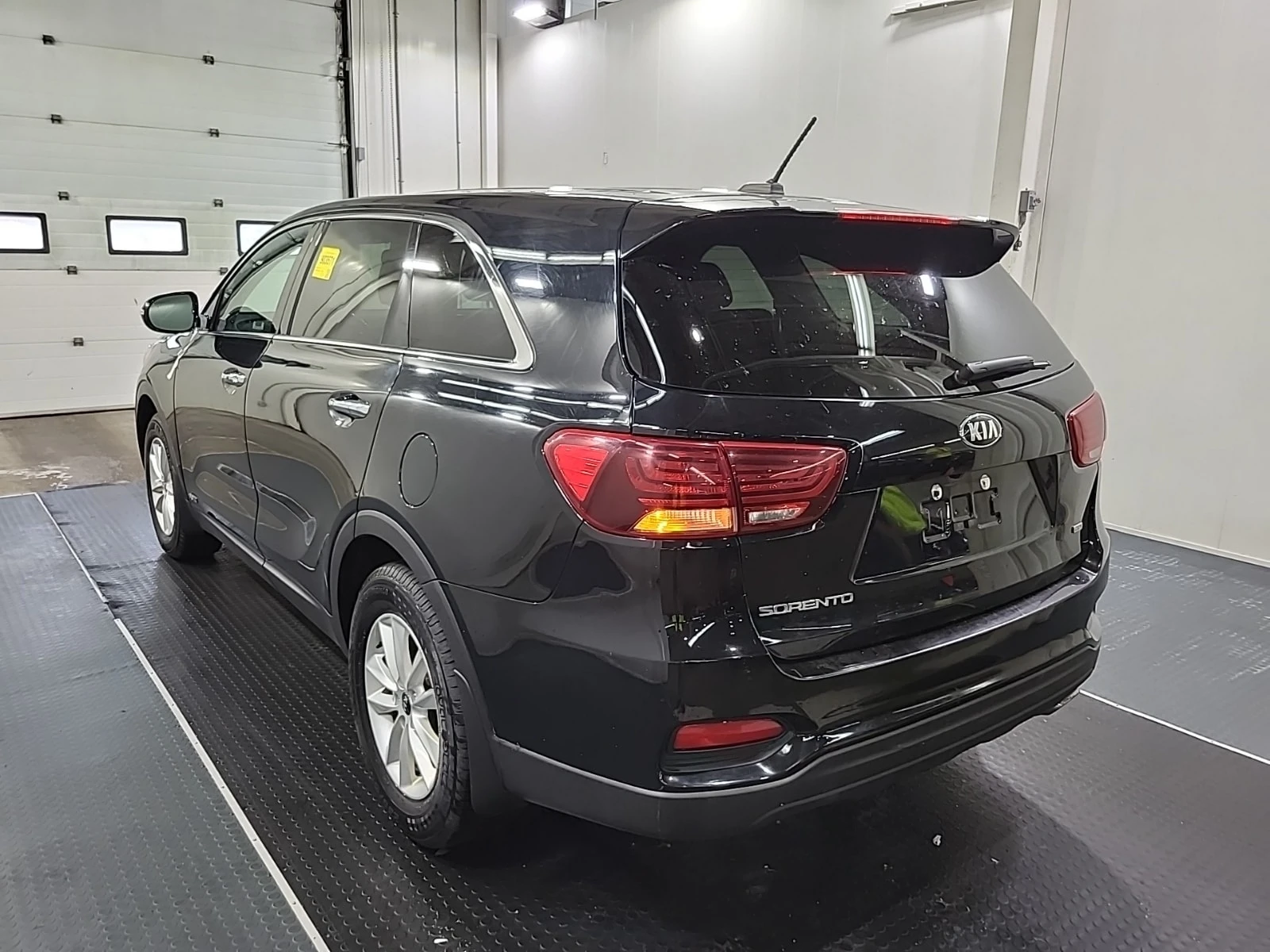 Kia Sorento * AWD * АВТОКРЕДИТ * ГЛАВНО ПРЕДСТАВИТЕЛСТВО, снимка 3 - Автомобили и джипове - 56096806