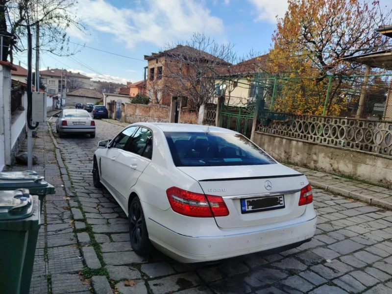Mercedes-Benz E 220, снимка 4 - Автомобили и джипове - 53501807