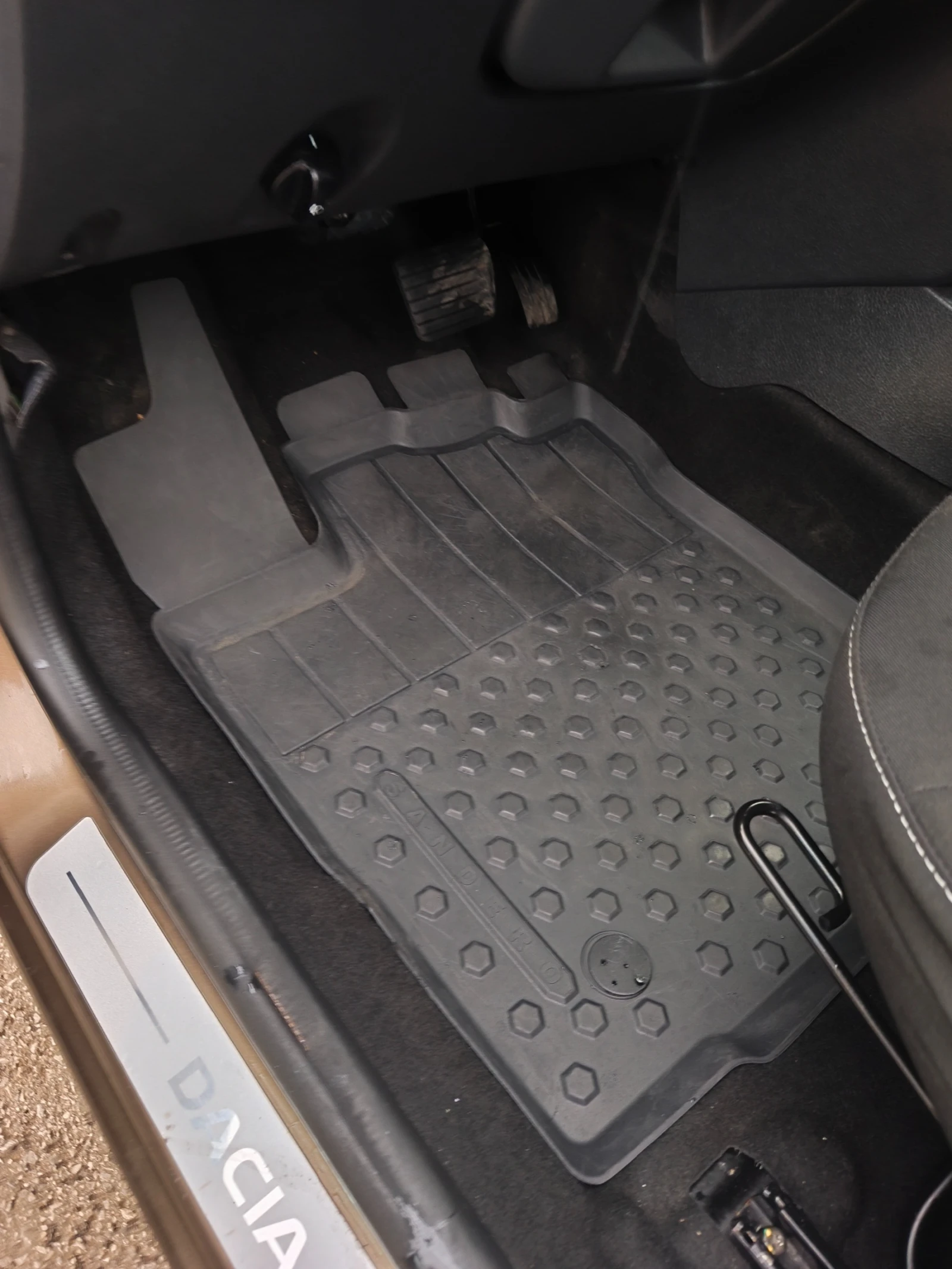 Dacia Sandero 1.5dci90 полуавтоматик - изображение 6