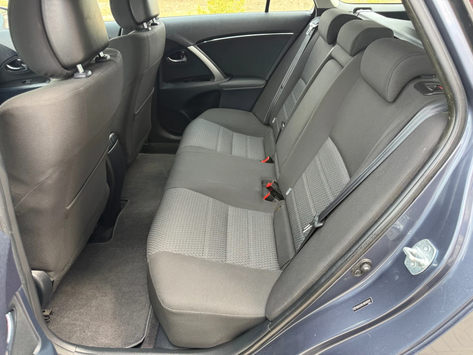 Toyota Avensis 1.8 VVT-i FACELIFT / NAVI / CAMERA / PODGREV , снимка 13 - Автомобили и джипове - 55326490