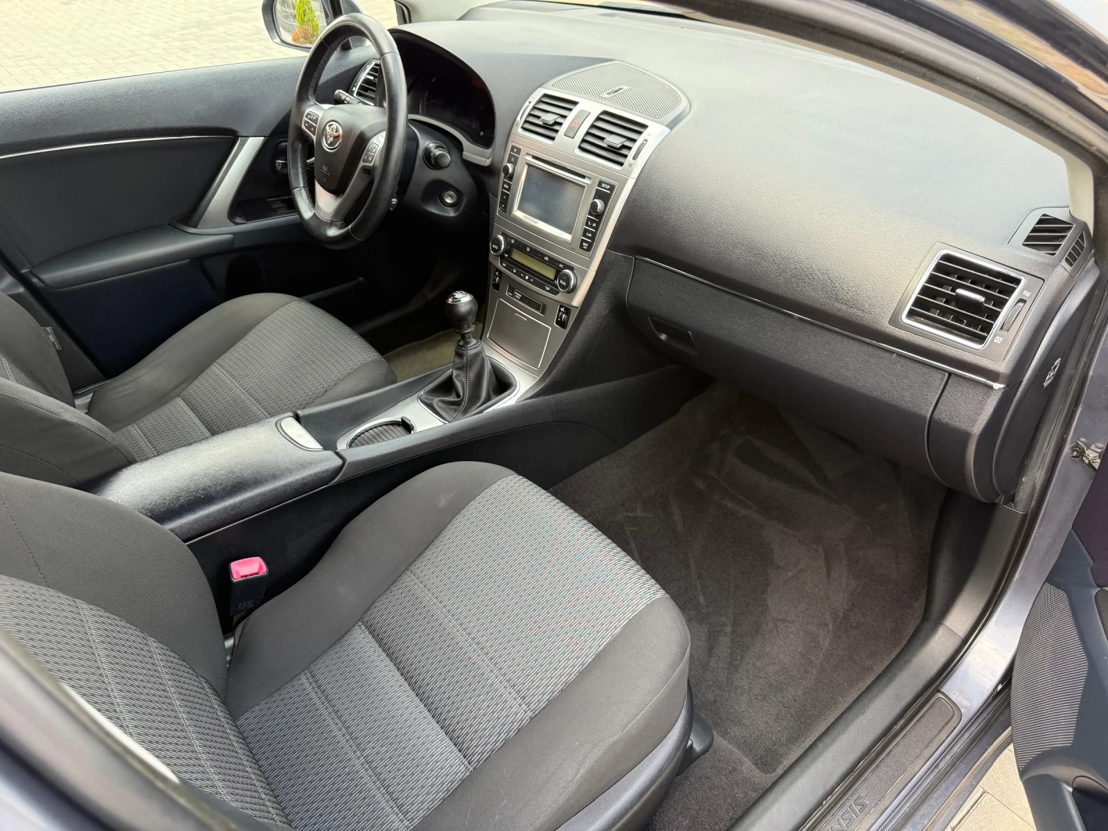 Toyota Avensis 1.8 VVT-i FACELIFT / NAVI / CAMERA / PODGREV , снимка 11 - Автомобили и джипове - 55326490
