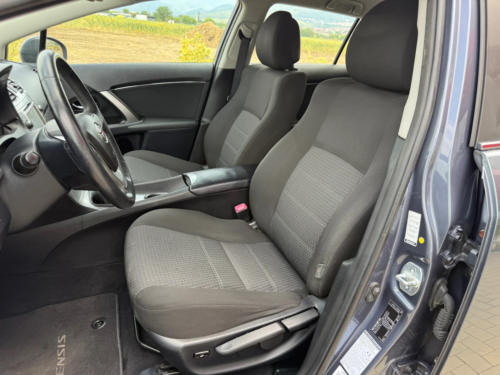 Toyota Avensis 1.8 VVT-i FACELIFT / NAVI / CAMERA / PODGREV , снимка 10 - Автомобили и джипове - 55326490