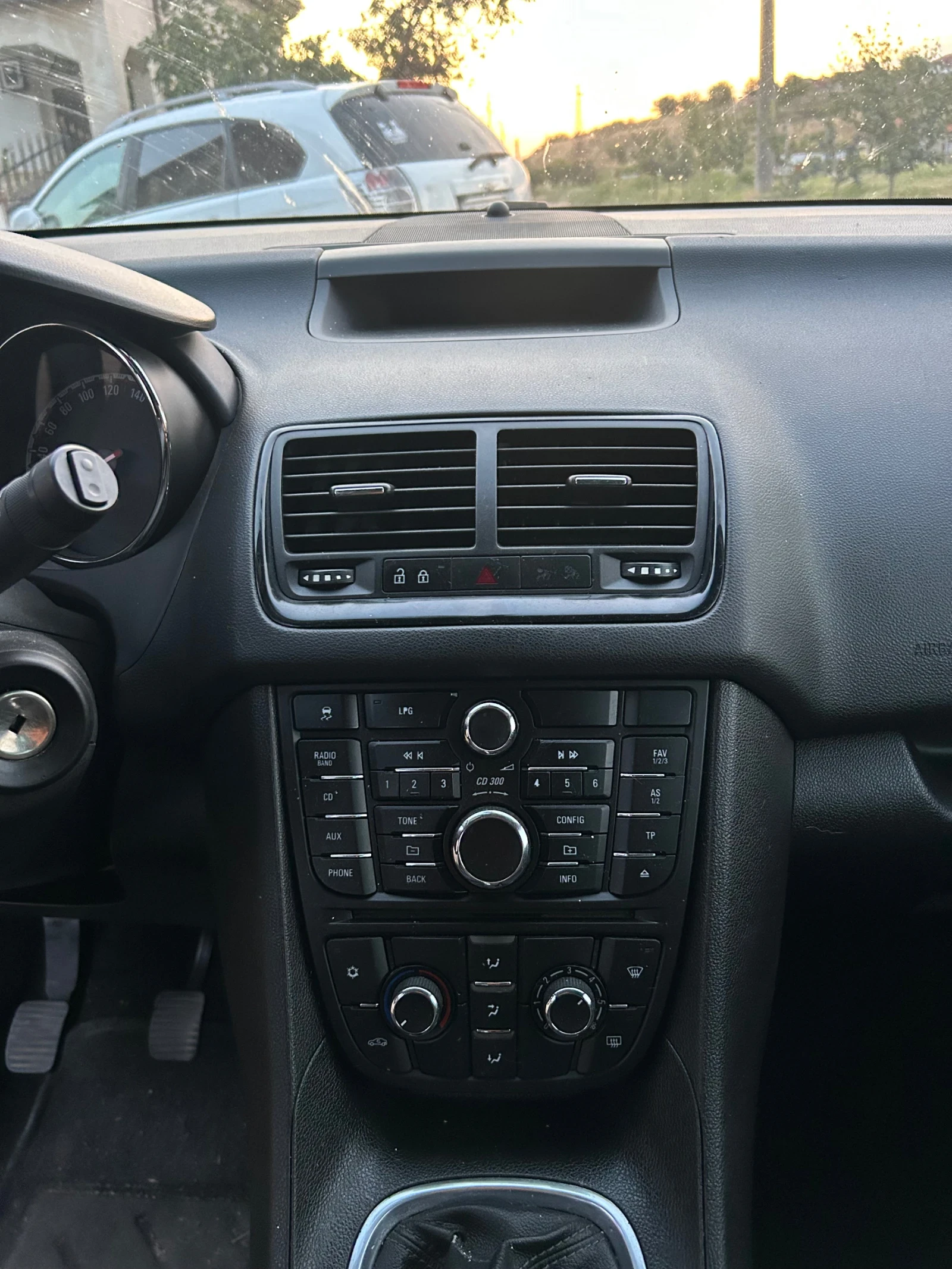 Opel Meriva 1.4 Turbo, снимка 4 - Автомобили и джипове - 55715714