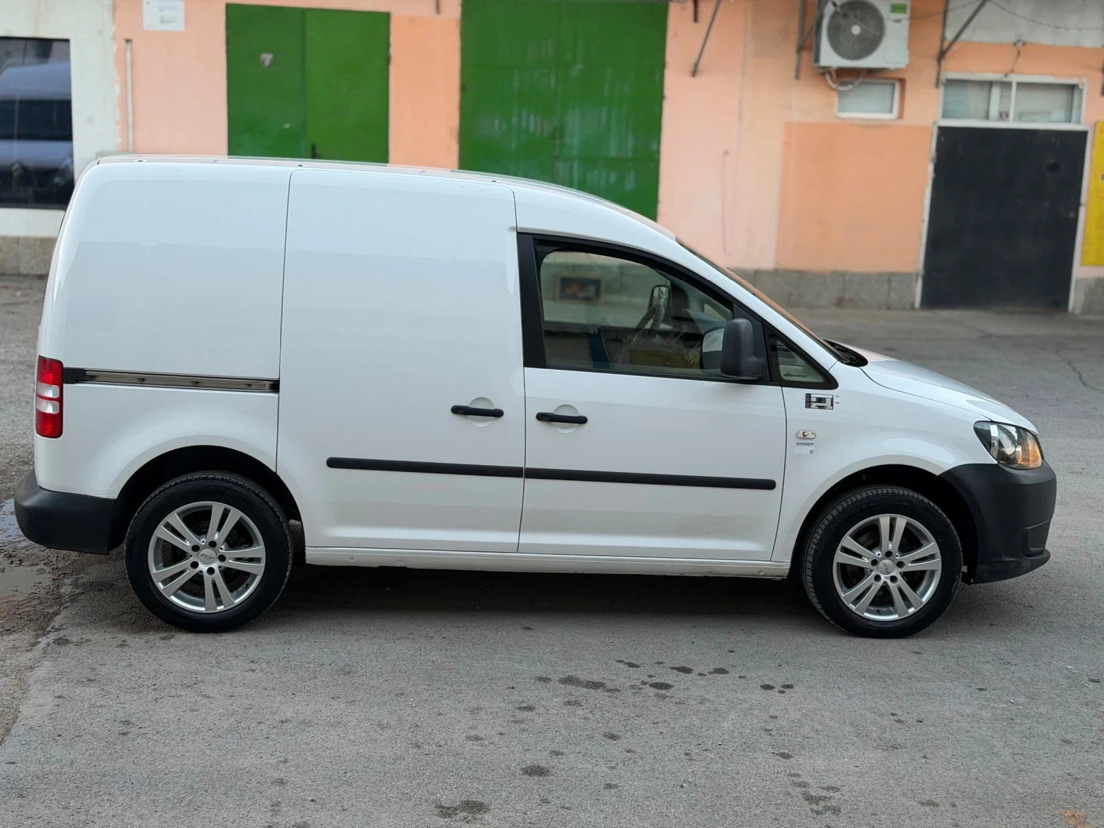 VW Caddy 1.6 TDI * КЛИМАТИК* , снимка 4 - Автомобили и джипове - 56569690