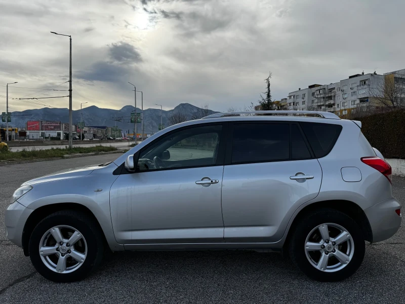 Toyota Rav4 2.2D4D/KEYLESS/ИТАЛИЯ, снимка 2 - Автомобили и джипове - 48415067