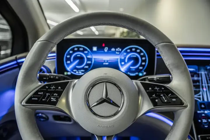 Mercedes-Benz EQE 4MATIC/SUV/PANO/DISTRONIC/KEYLESS/360 VIEW - изображение 10