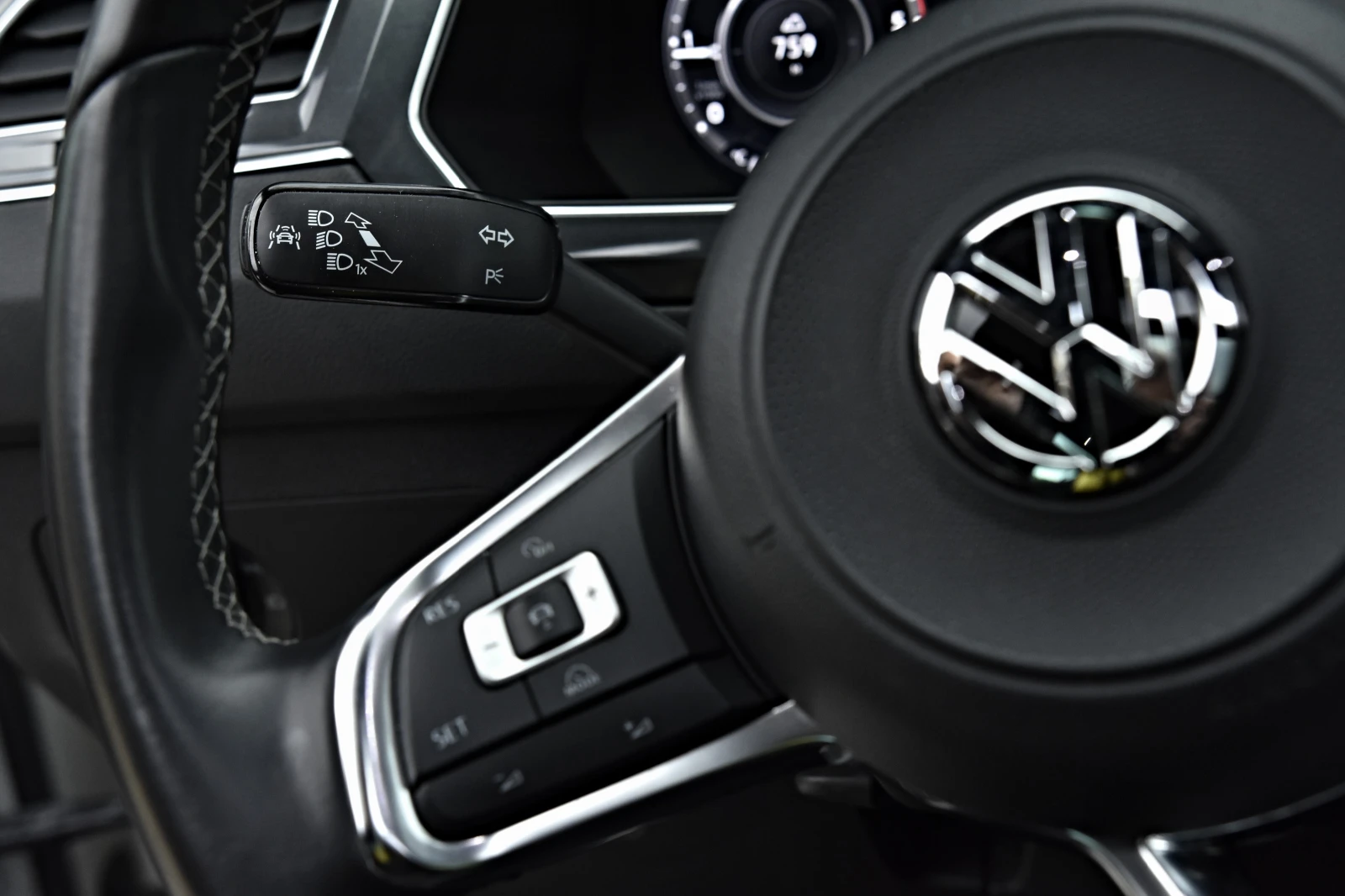 VW Tiguan 2.0TDI/2xR Line/4motion/Panorama/Distronic/360Cam - изображение 9