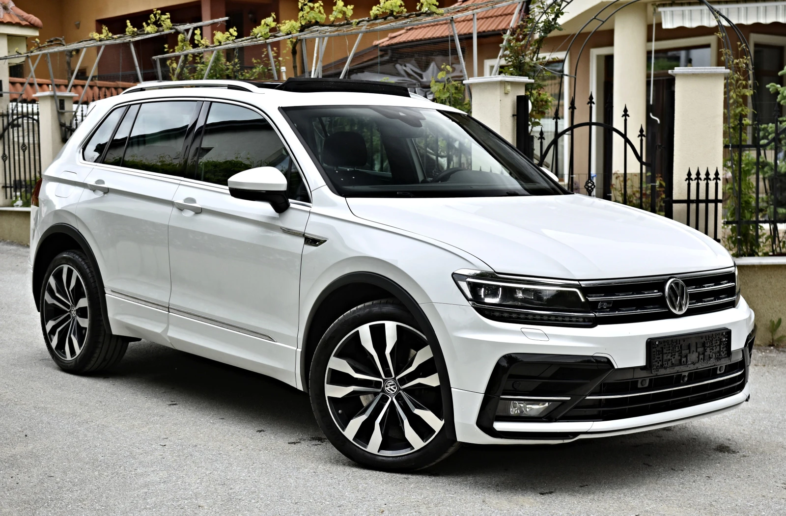 VW Tiguan 2.0TDI/2xR Line/4motion/Panorama/Distronic/360Cam - изображение 3