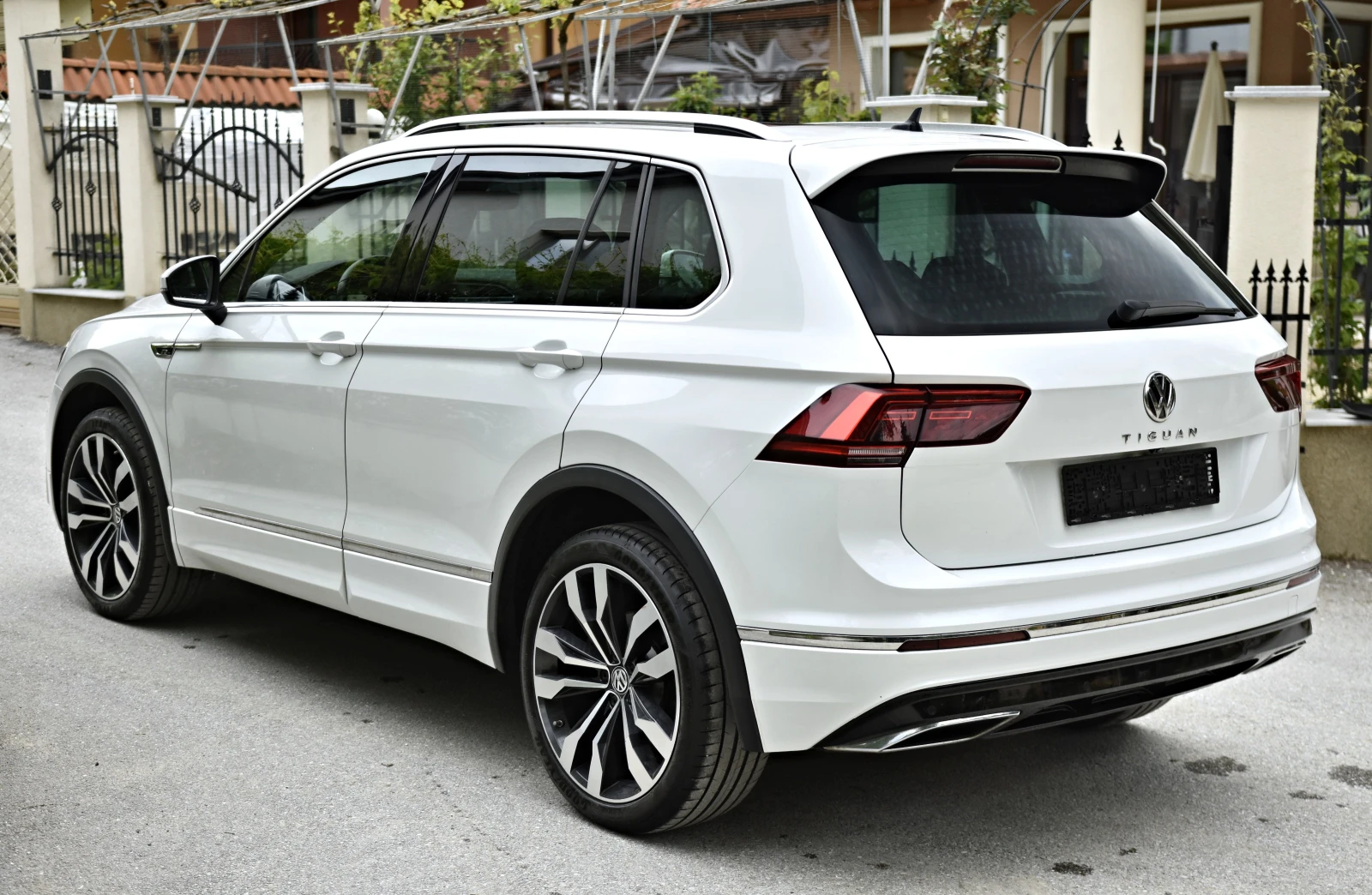 VW Tiguan 2.0TDI/2xR Line/4motion/Panorama/Distronic/360Cam - изображение 6