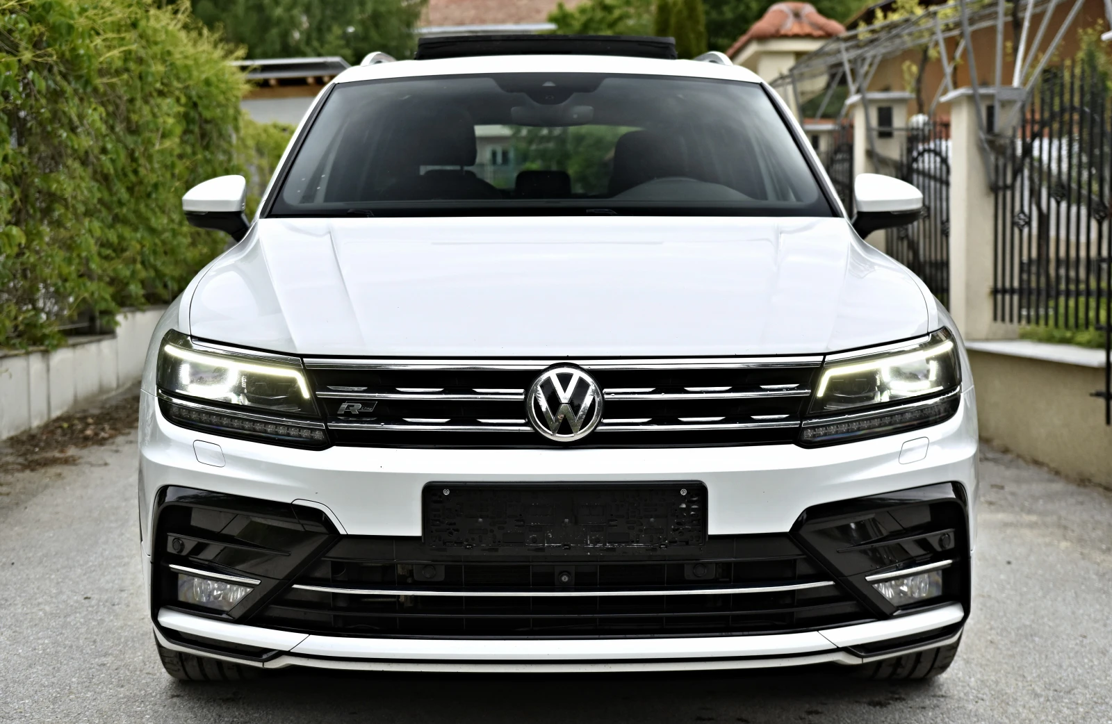 VW Tiguan 2.0TDI/2xR Line/4motion/Panorama/Distronic/360Cam - изображение 2