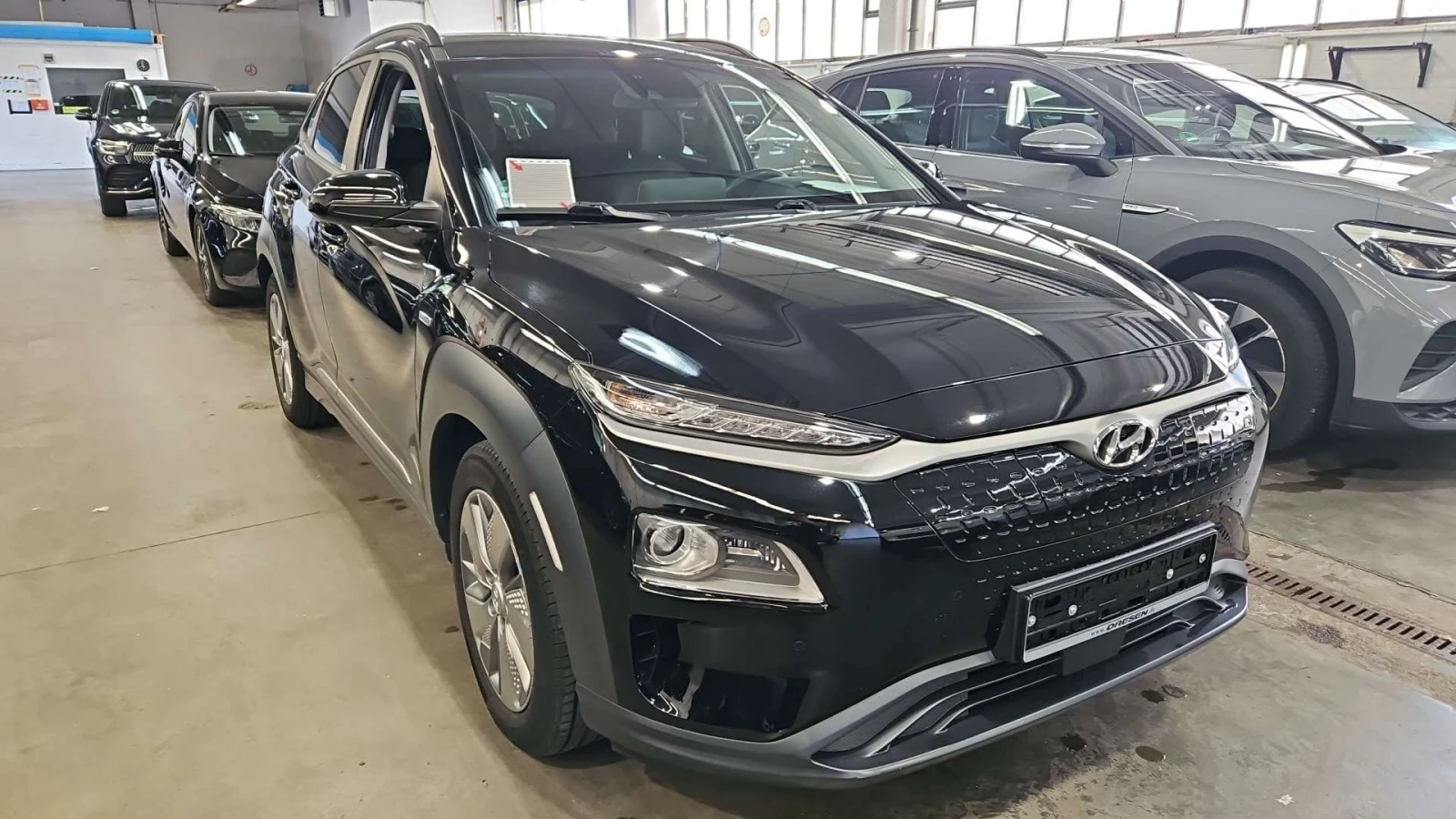 Hyundai Kona PREMIUM 64KWh FULL ASSIST/HEADUP/DISSTR/SOH100% - изображение 2