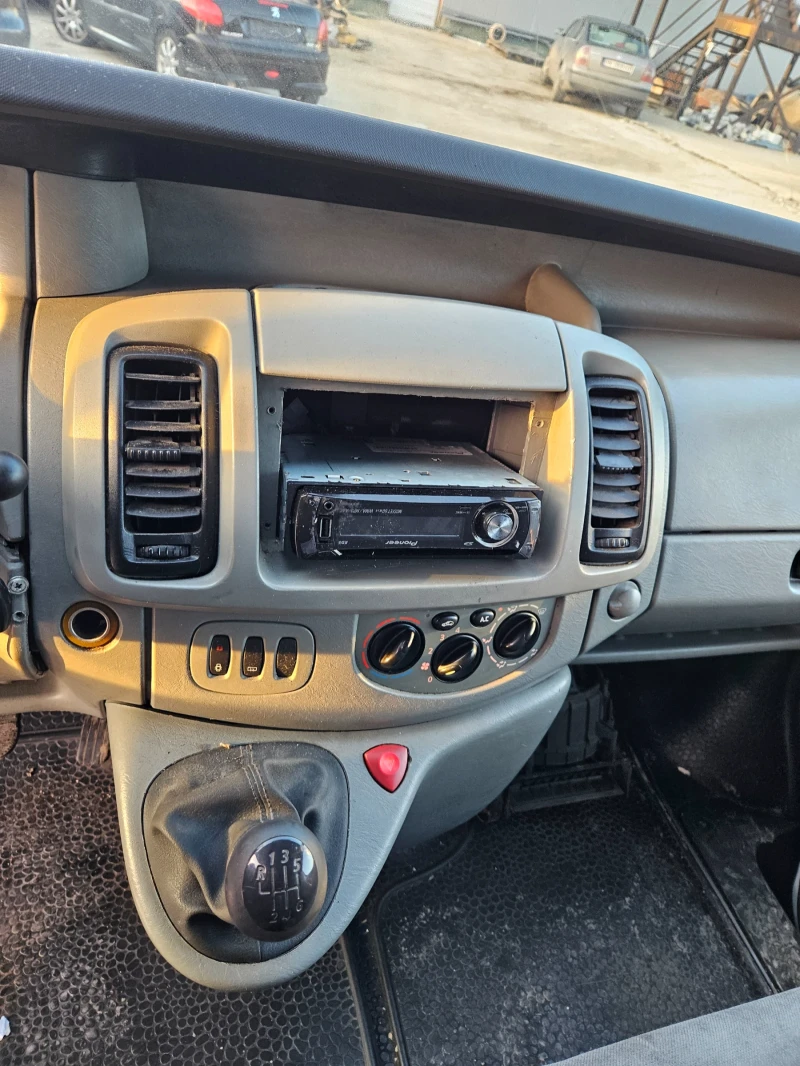 Opel Vivaro 1.9 dizel 100ks 2004god-Klima, снимка 10 - Бусове и автобуси - 49385600