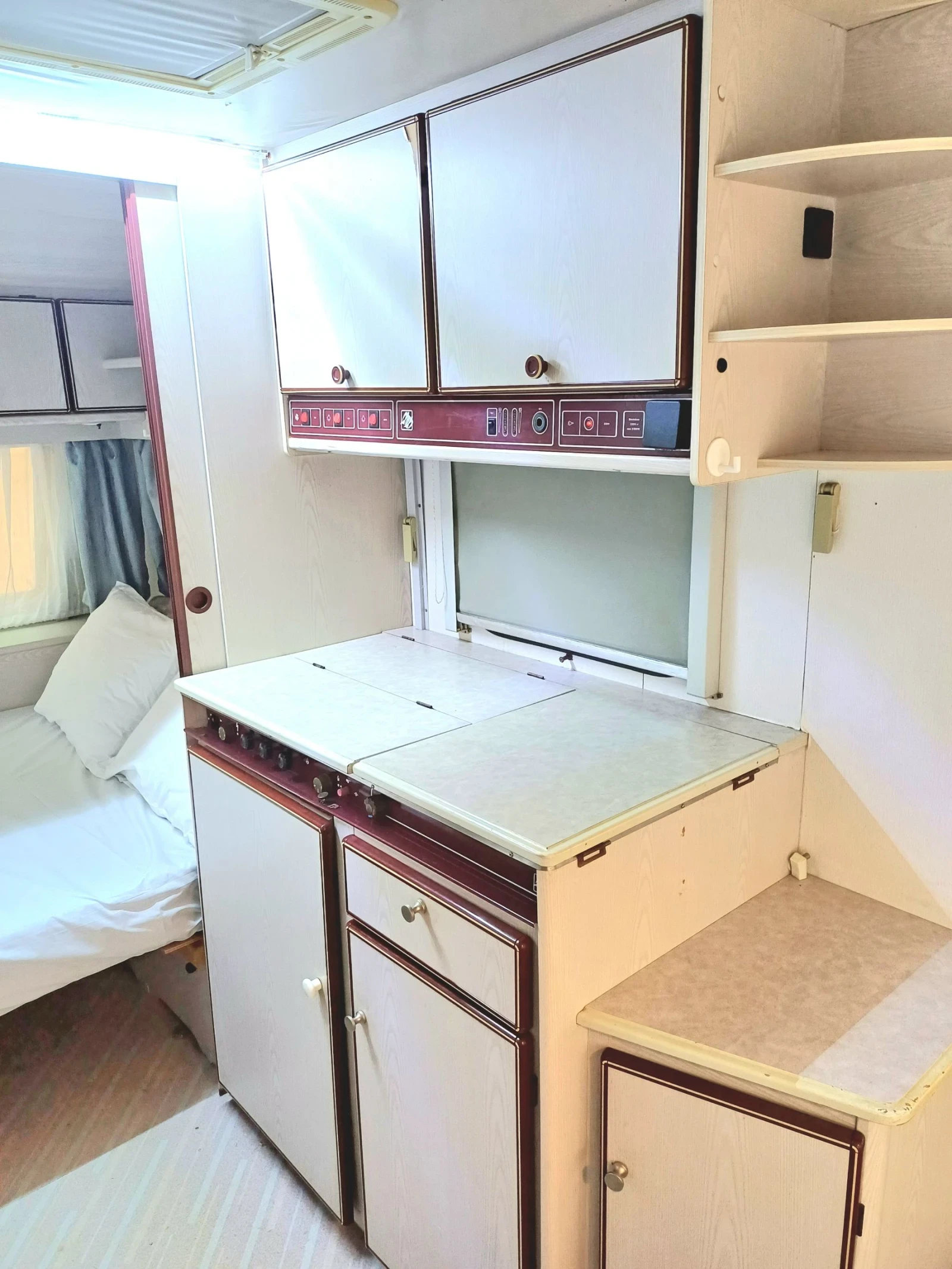 Каравана Knaus 860415, снимка 4 - Каравани и кемпери - 54487048